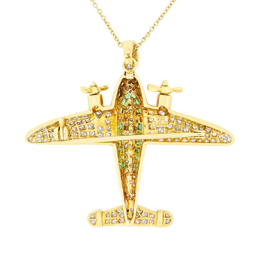 Pièce unique, ce pendentif a été réalisé à l'image d'un avion. Réalisé en or jaune 18 carats, le design présente 203 diamants ronds de taille brillant, sertis grain, pour un total de 2,00 carats. La qualité de la Collectional est identique, avec une