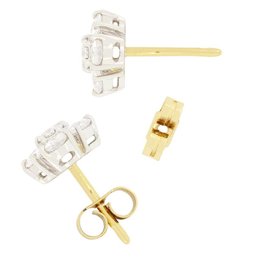 Questi orecchini a grappolo Vintage, con marchio del 1988, emanano raffinatezza ed eleganza. Ogni orecchino presenta un diamante tondo brillante da 0,10 carati al centro, circondato da sei scintillanti diamanti da 0,15 carati. Ogni pietra ha un