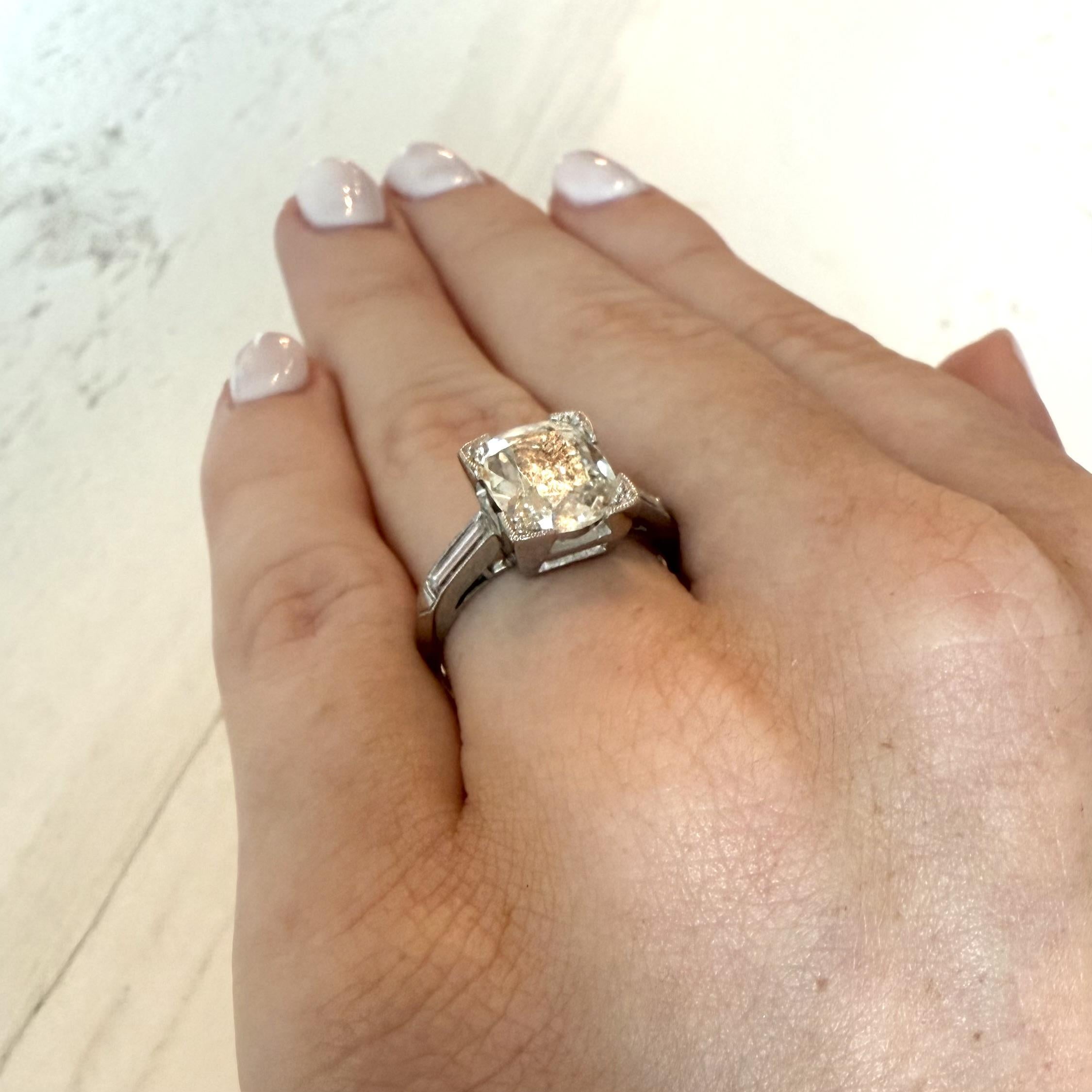 Taglio cuscino antico Anello di fidanzamento antico con diamanti taglio cuscino da 2,01 carati GIA in vendita