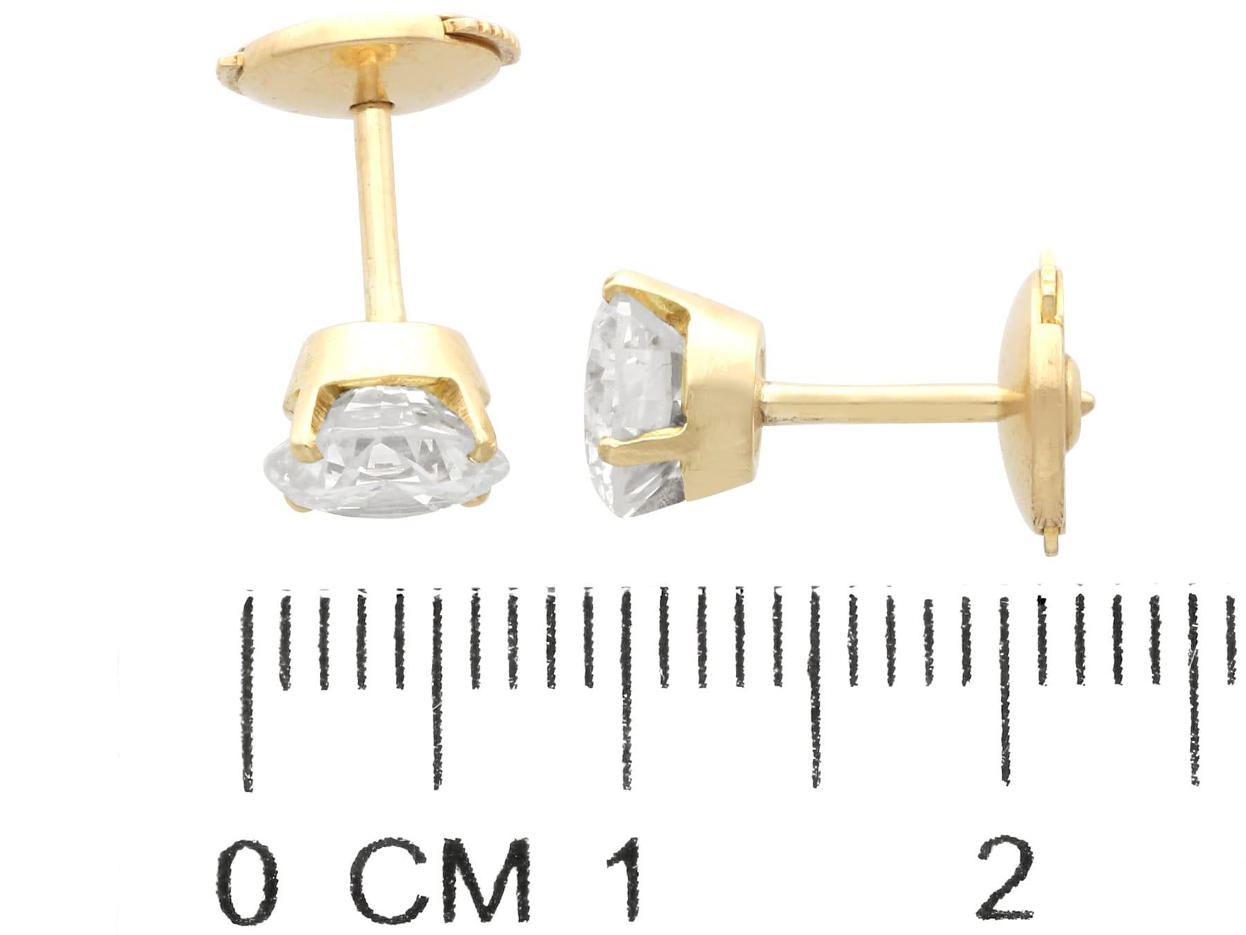 Women's or Men's 1990s Vintage 2.01 Carat Diamond and Yellow Gold Stud Earrings Circa For Sale