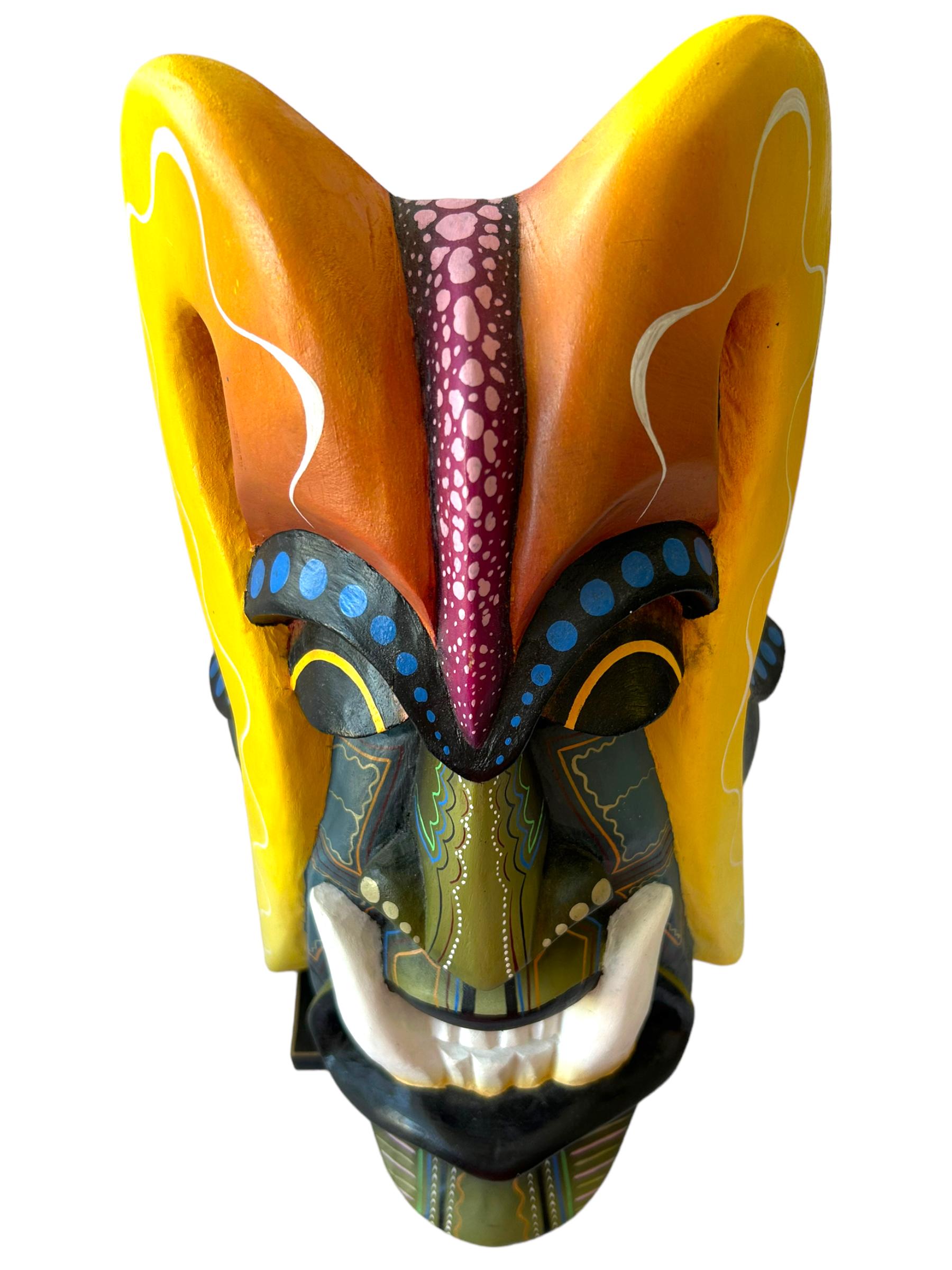 Diese Boruca-Maske im Vintage-Stil aus dem Jahr 2011 ist ein wahrhaft einzigartiges Kunstwerk. Handgefertigt von einheimischen Kunsthandwerkern aus Costa Rica ist diese Holzmaske eine wunderschöne Darstellung der lateinamerikanischen Kultur. Das