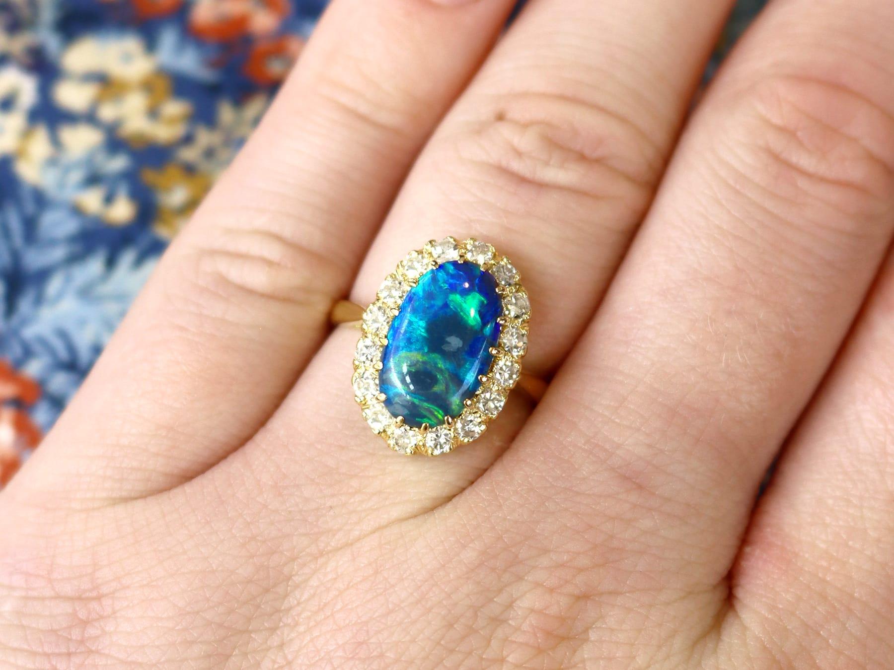 Taille cabochon Bague vintage en or jaune 18 carats avec opale noire de 2,02 carats et diamants en vente