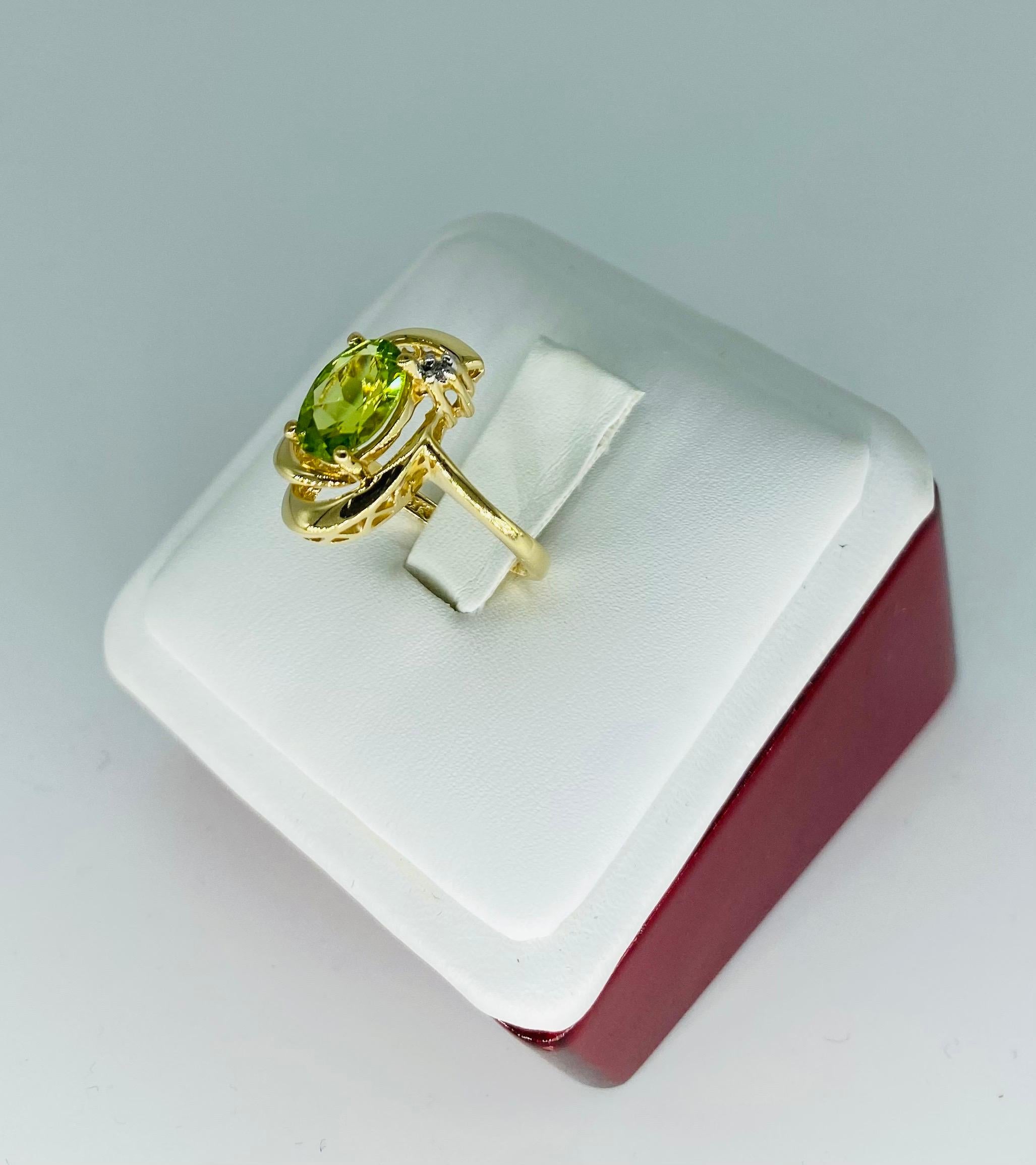 Round Cut Vintage 2.02 Carat Peridot & Diamond Leaf Fashion Ring 14k Gold For Sale