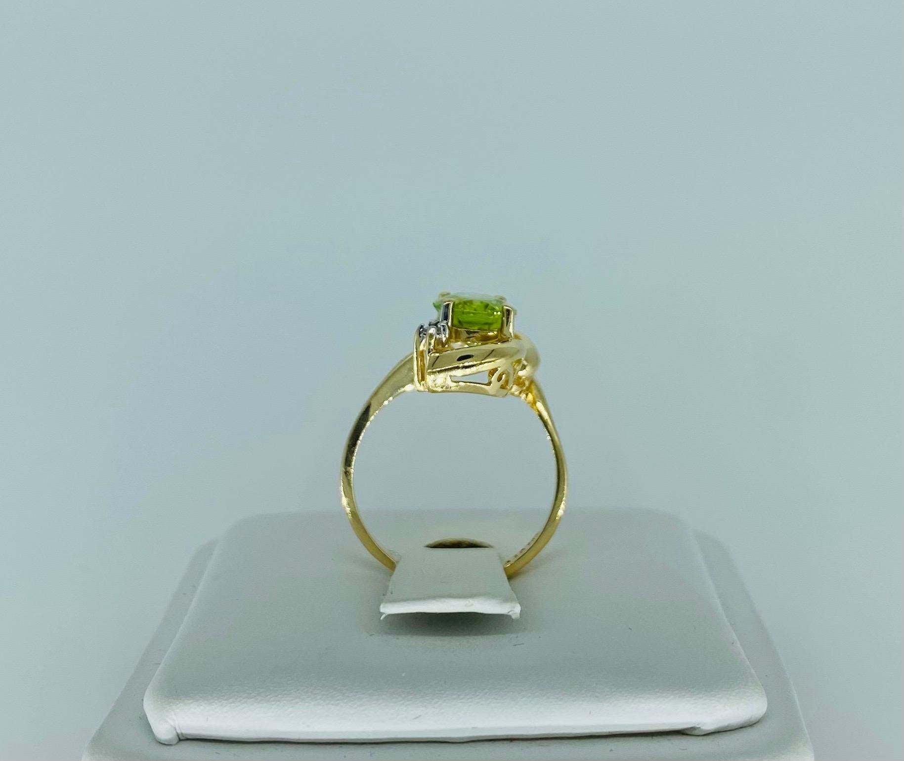 Vintage 2.02 Carat Peridot & Diamond Leaf Fashion Ring 14k Gold In Excellent Condition For Sale In Miami, FL