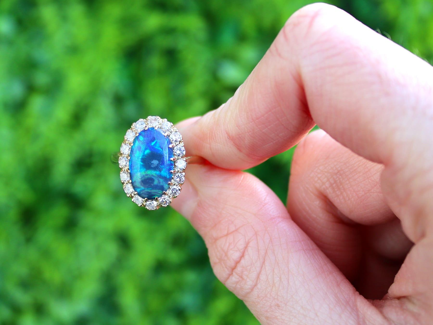 Une magnifique bague vintage en or jaune 18 carats, composée d'une opale de 2,02 carats et d'un diamant de 0,48 carat. Cette bague fait partie de notre collection de bijoux vintage.

Cette magnifique bague de fiançailles vintage en opale a été