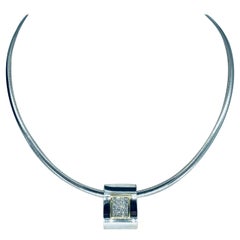 Pendentif vintage en or blanc 18 carats avec diamants 2,03 carats et chaîne ras du cou Omega