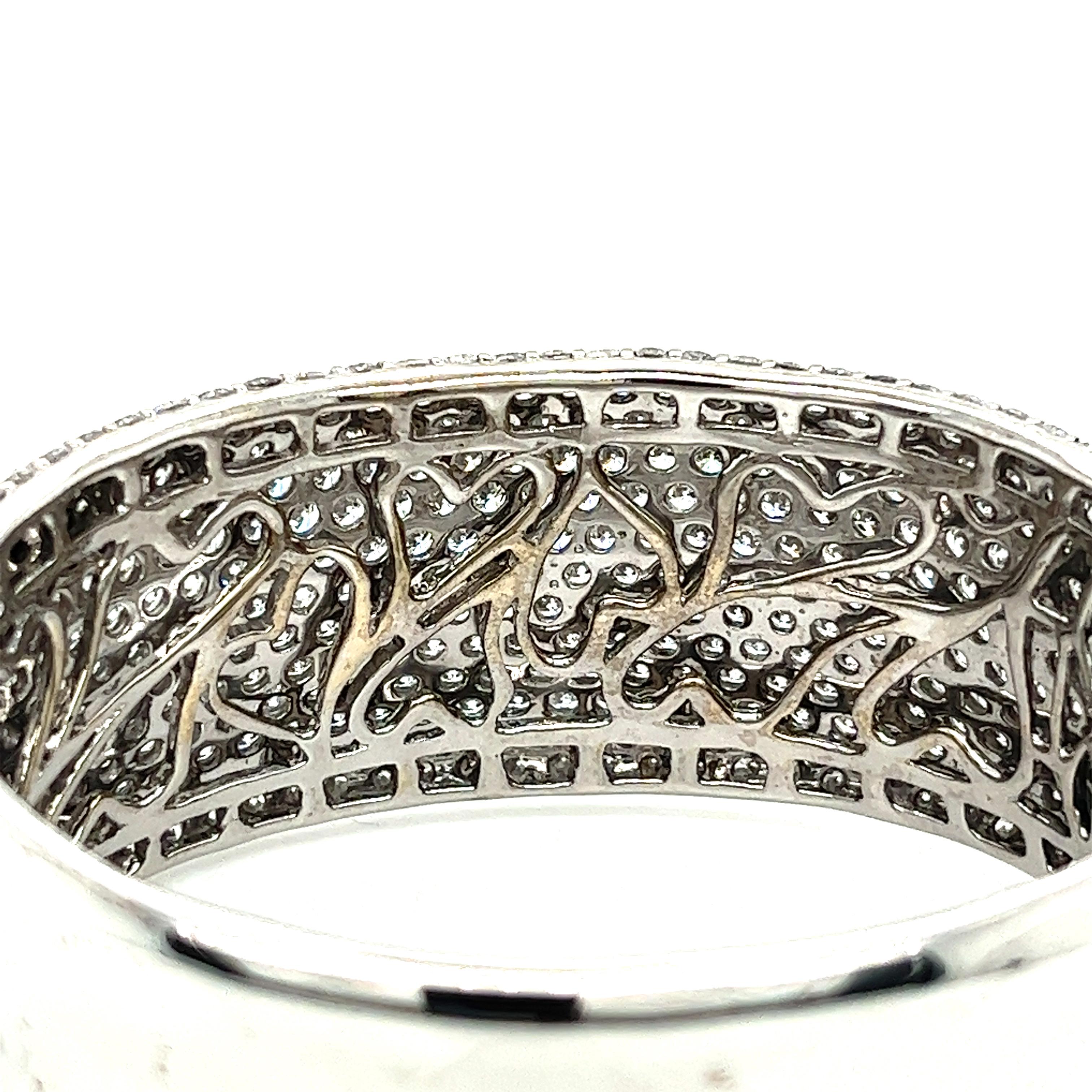 Vintage 20.40ctw Round Cut Diamond Encrusted 14k White Gold Bangle Bracelet In Good Condition For Sale In Miami, FL
