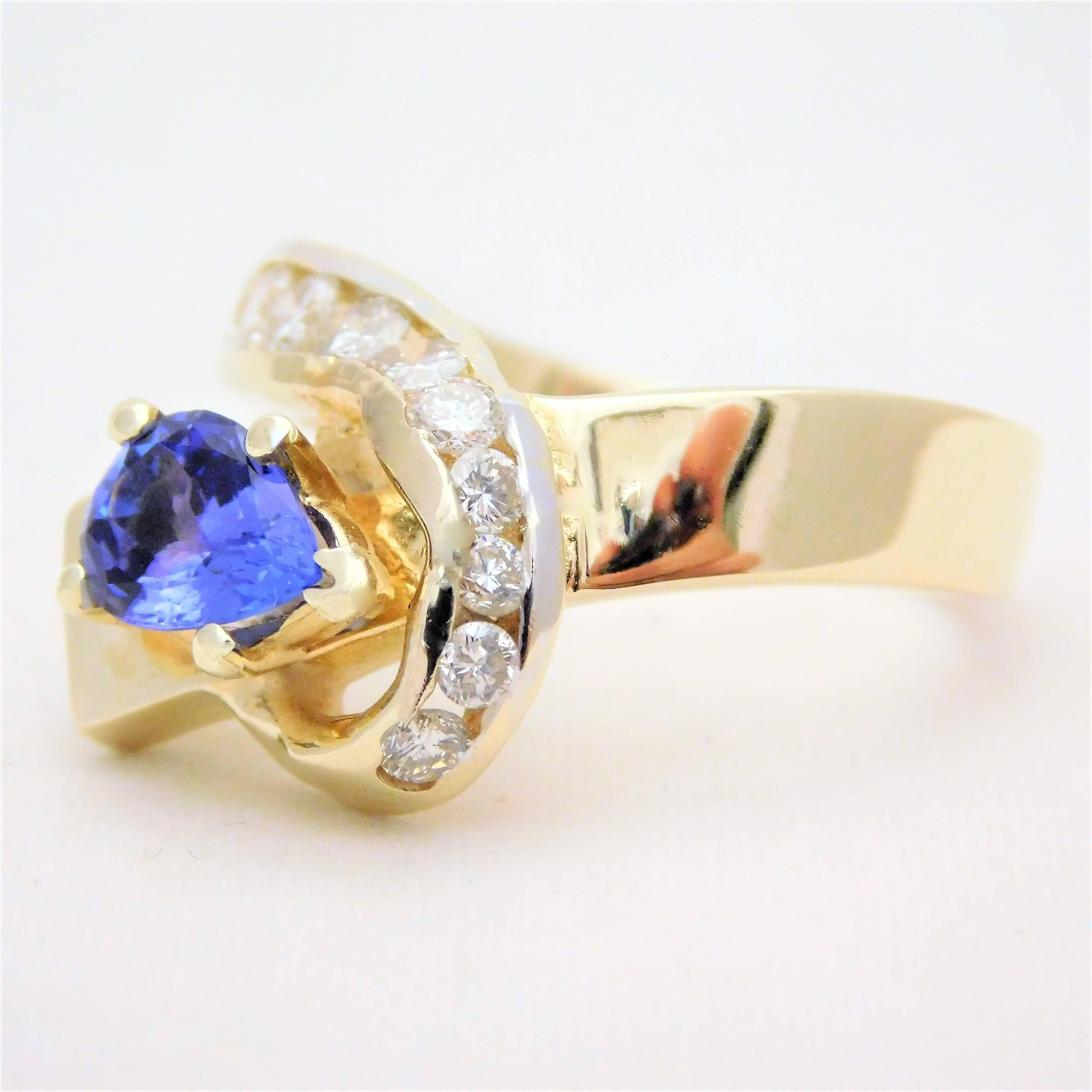 Vintage 2.05 Carat Pear-Cut Tanzanite and Diamond Cocktail Ring For Sale 4