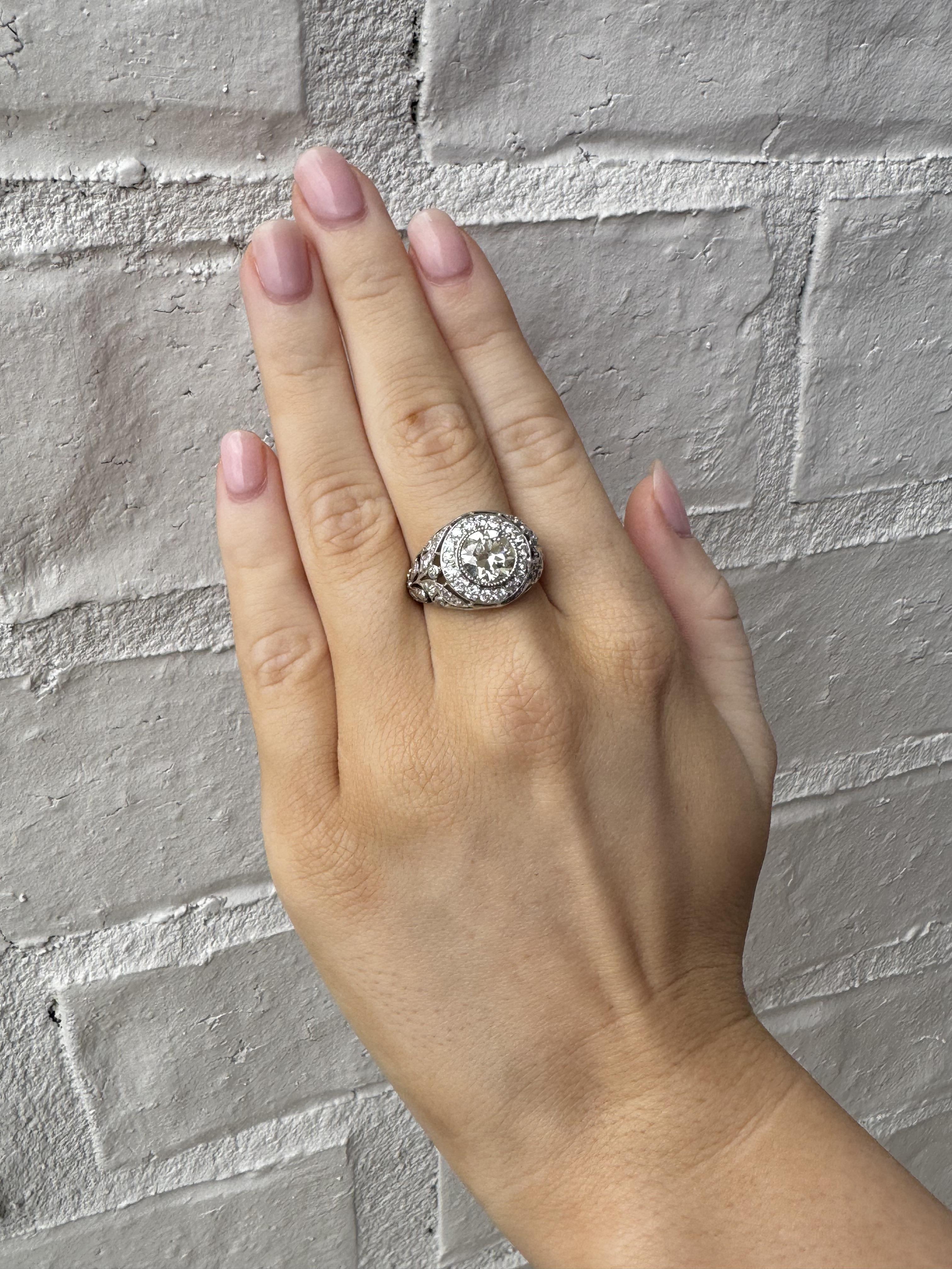 Filigraner Vintage-Verlobungsring mit 2,06 Karat Vintage-Diamant-Halo (Alteuropäischer Schliff) im Angebot