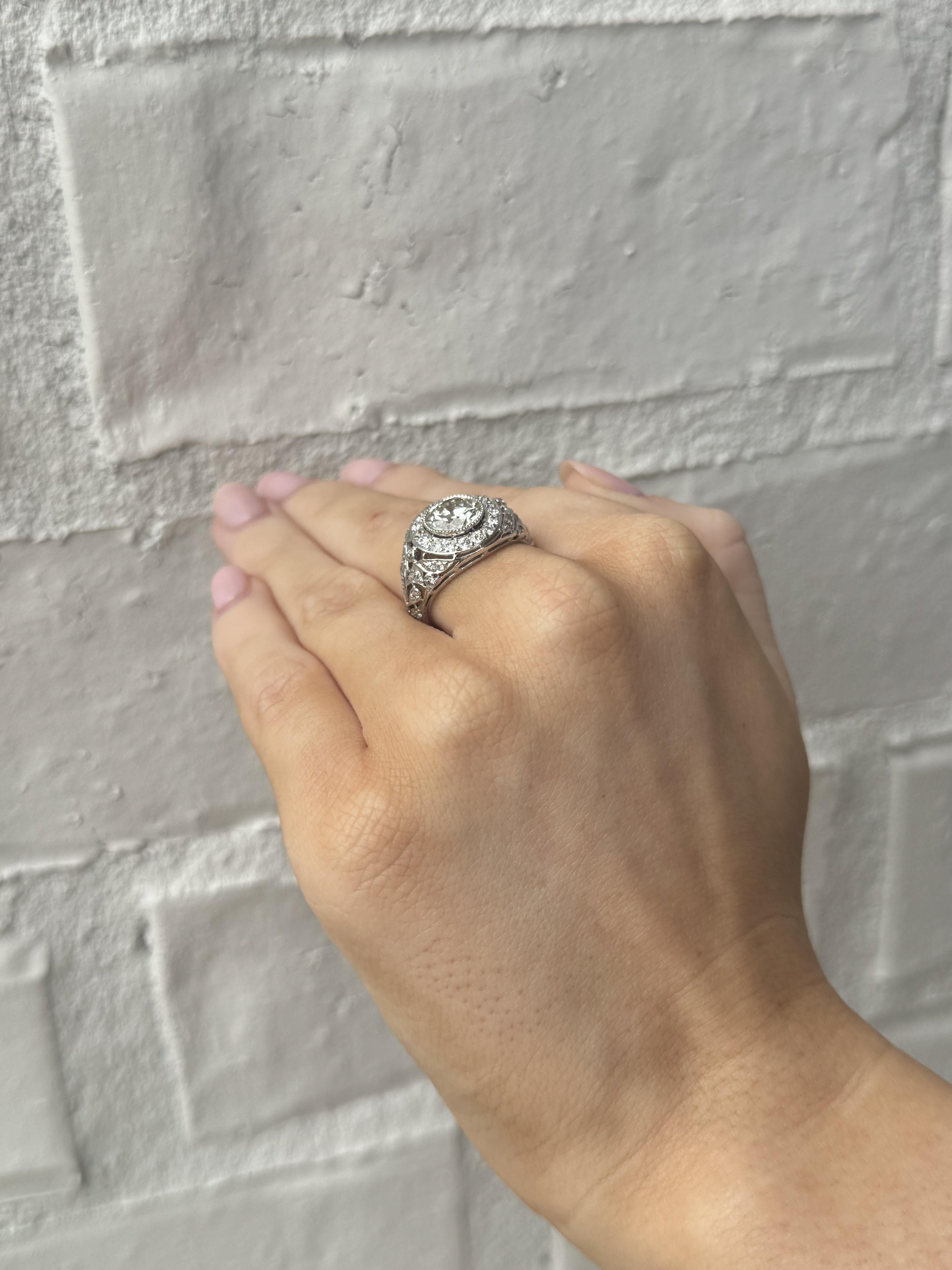Filigraner Vintage-Verlobungsring mit 2,06 Karat Vintage-Diamant-Halo im Zustand „Hervorragend“ im Angebot in Montgomery, AL