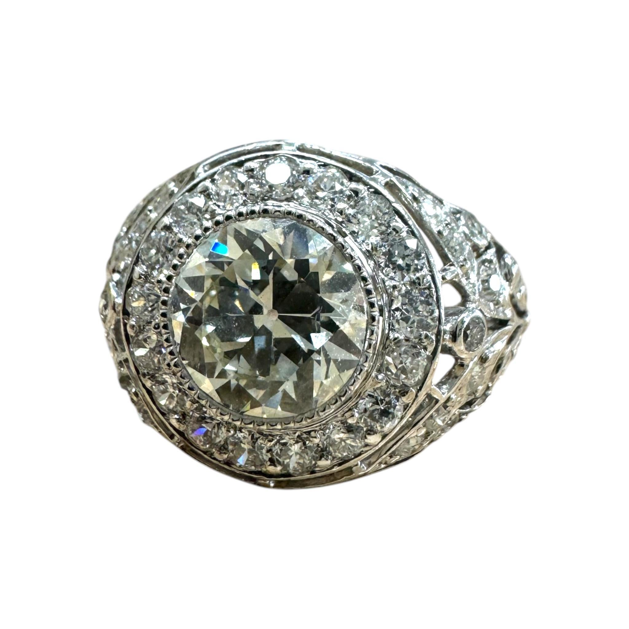 Filigraner Vintage-Verlobungsring mit 2,06 Karat Vintage-Diamant-Halo Damen im Angebot