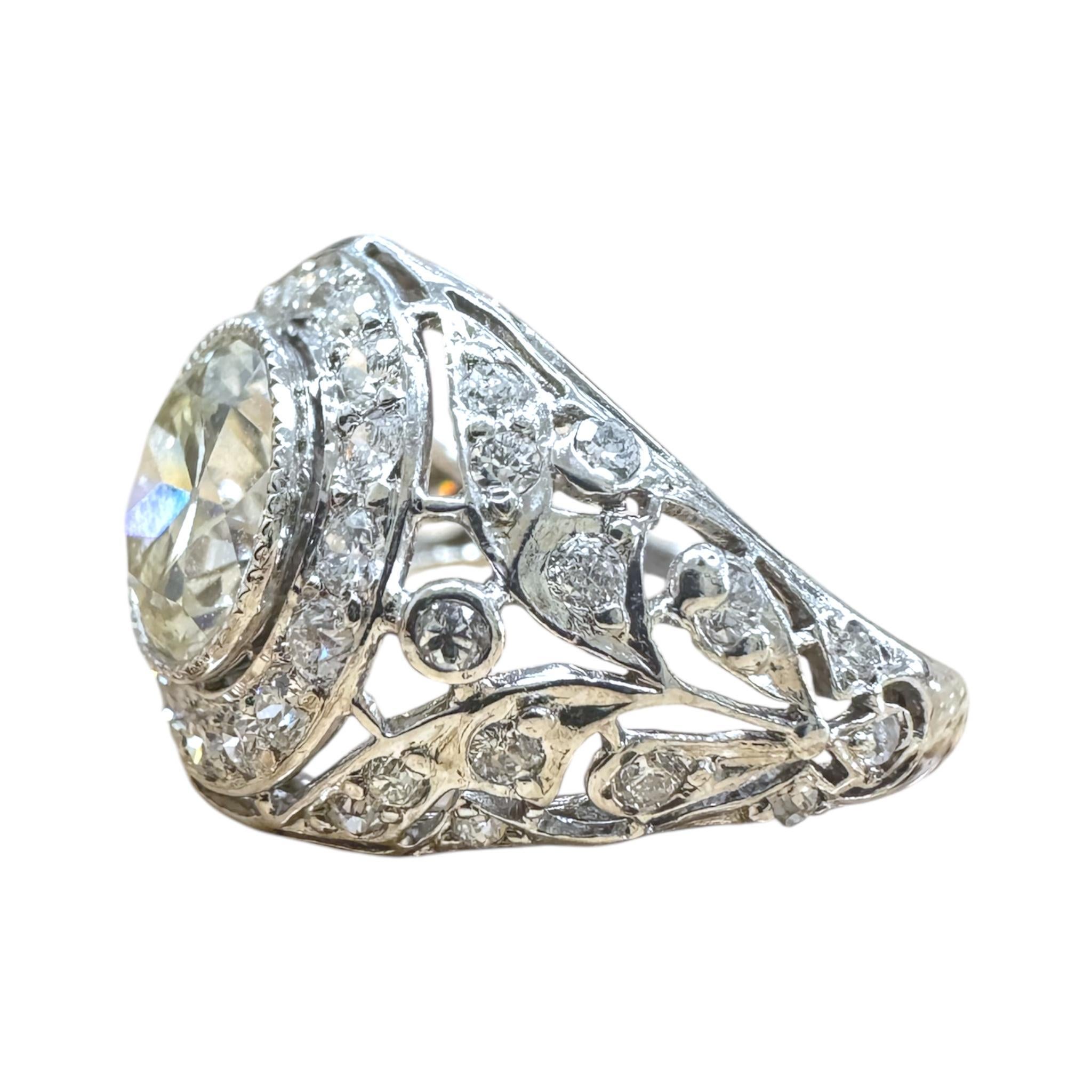 Filigraner Vintage-Verlobungsring mit 2,06 Karat Vintage-Diamant-Halo im Angebot 1