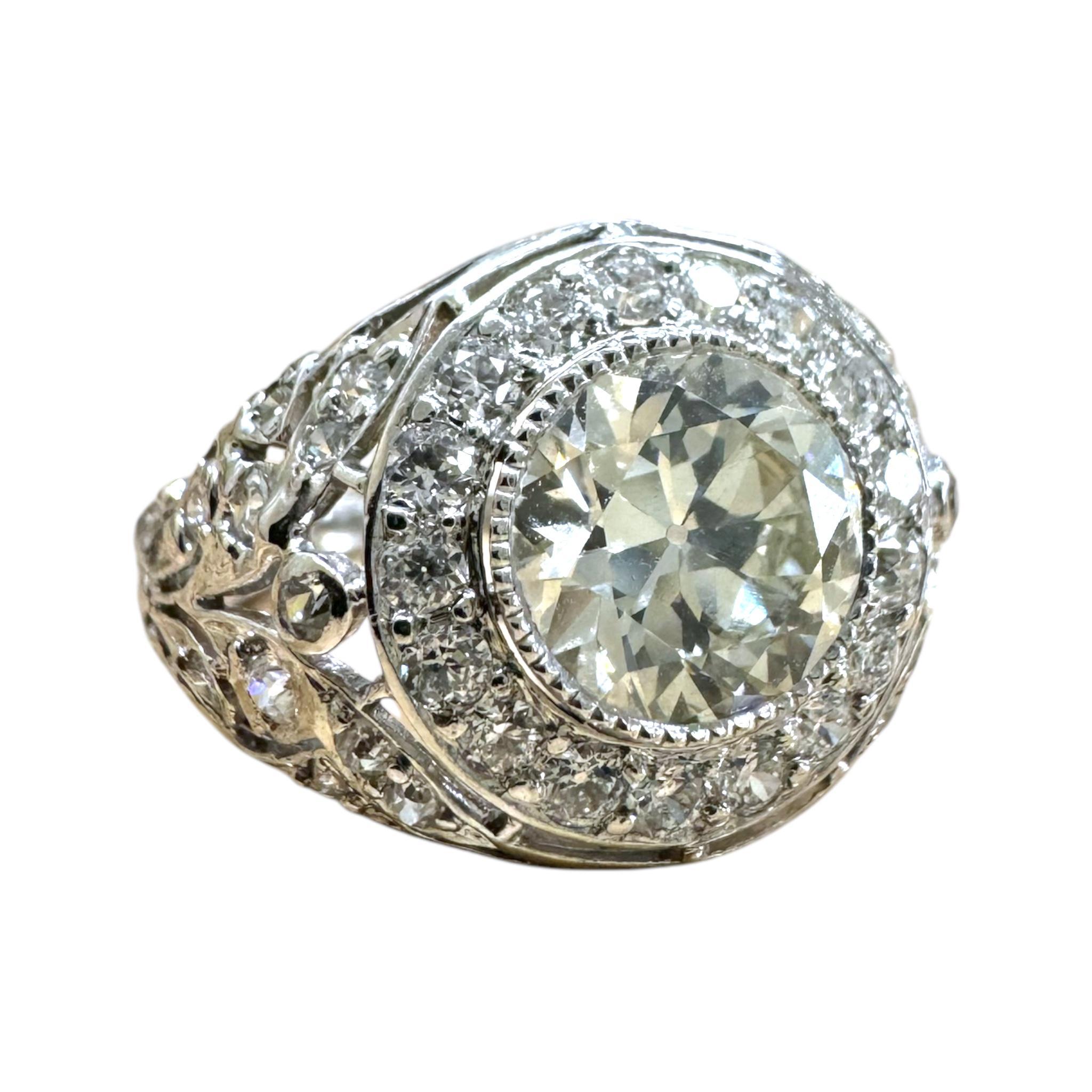 Filigraner Vintage-Verlobungsring mit 2,06 Karat Vintage-Diamant-Halo im Angebot 2