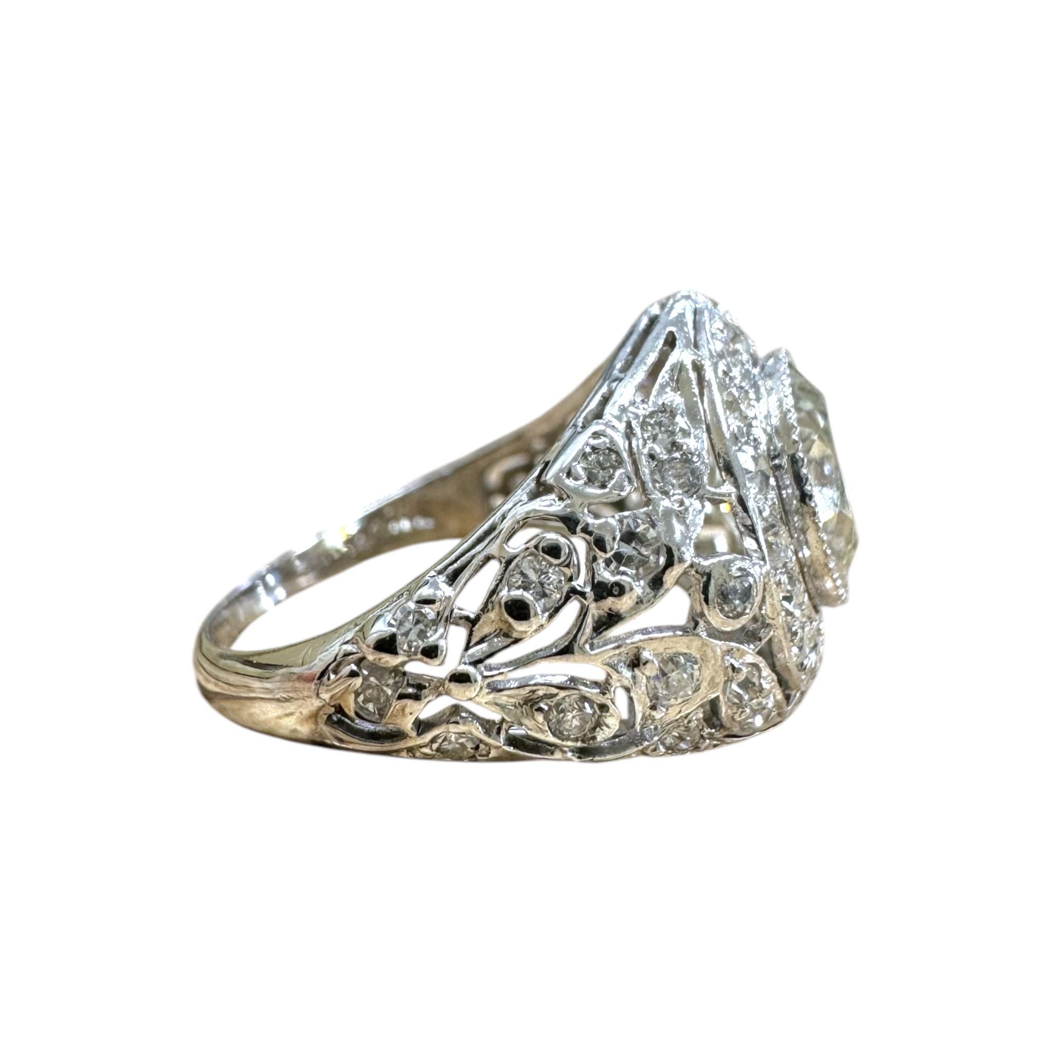 Filigraner Vintage-Verlobungsring mit 2,06 Karat Vintage-Diamant-Halo im Angebot 3