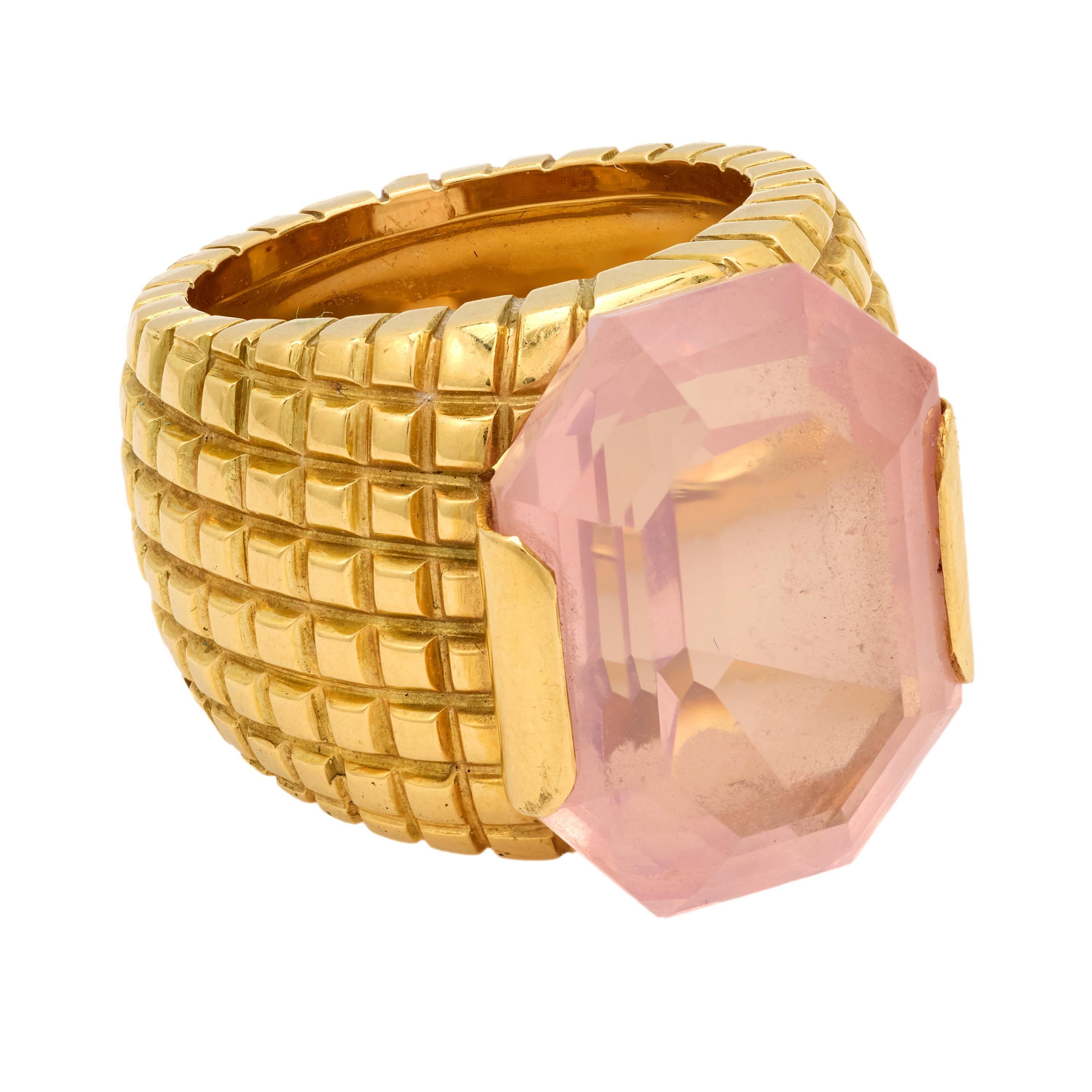 Modern Vintage 20.70 carat rose quartz 18k yellow gold cocktail ring For Sale