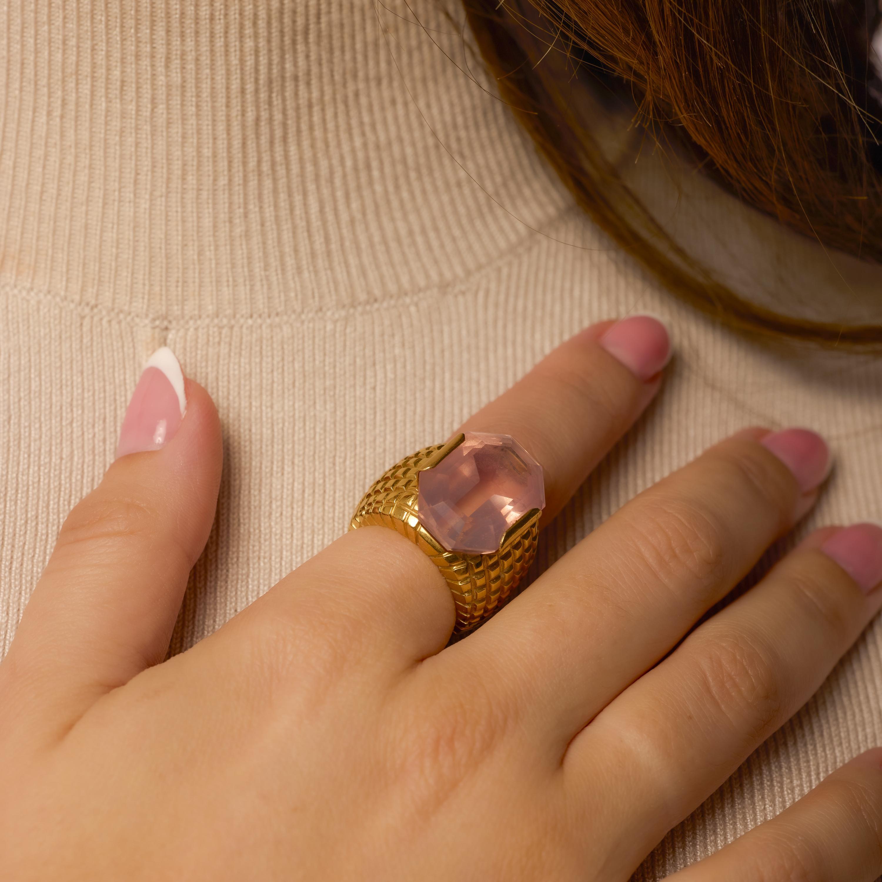 Trapezoid Cut Vintage 20.70 carat rose quartz 18k yellow gold cocktail ring For Sale