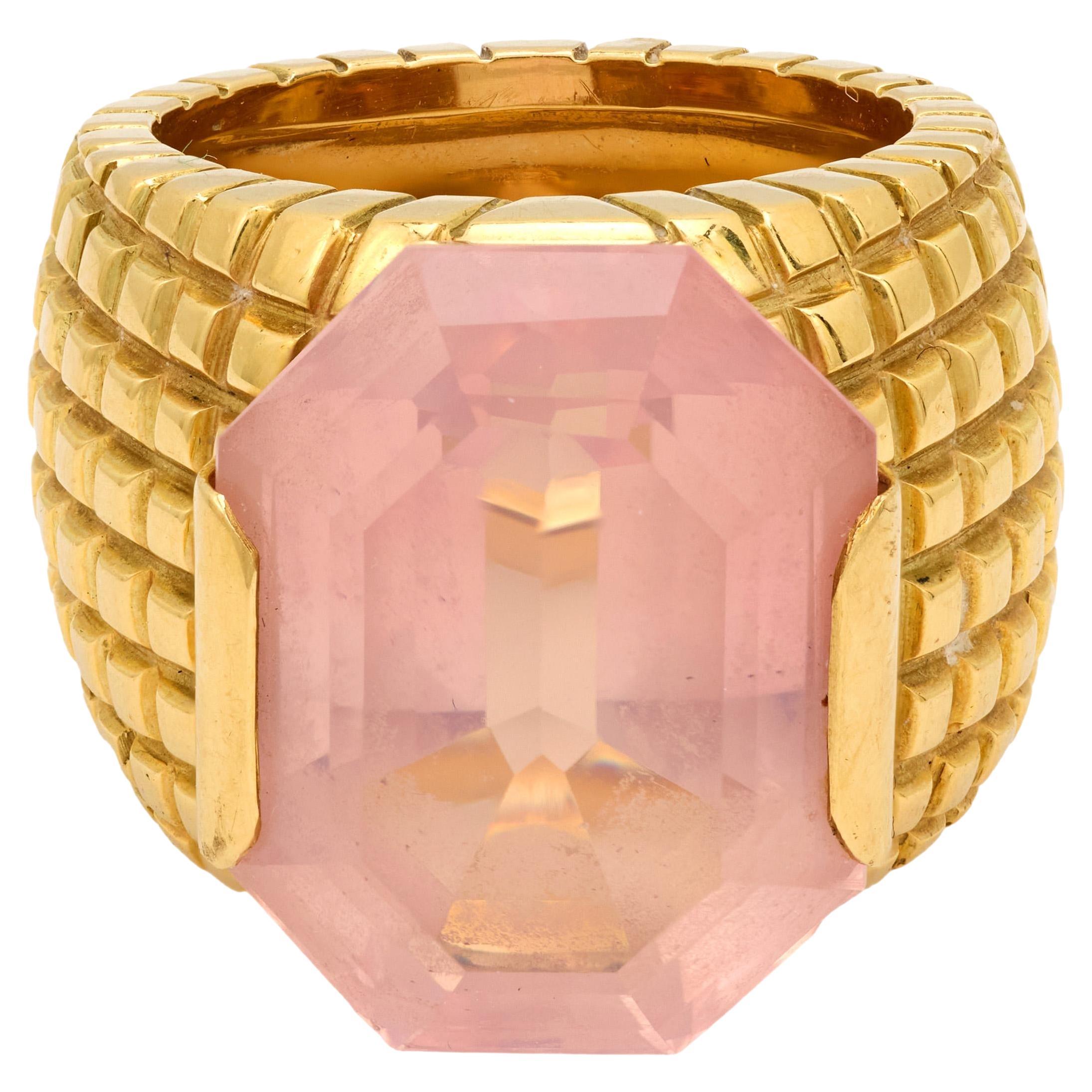 Vintage 20.70 carat rose quartz 18k yellow gold cocktail ring For Sale