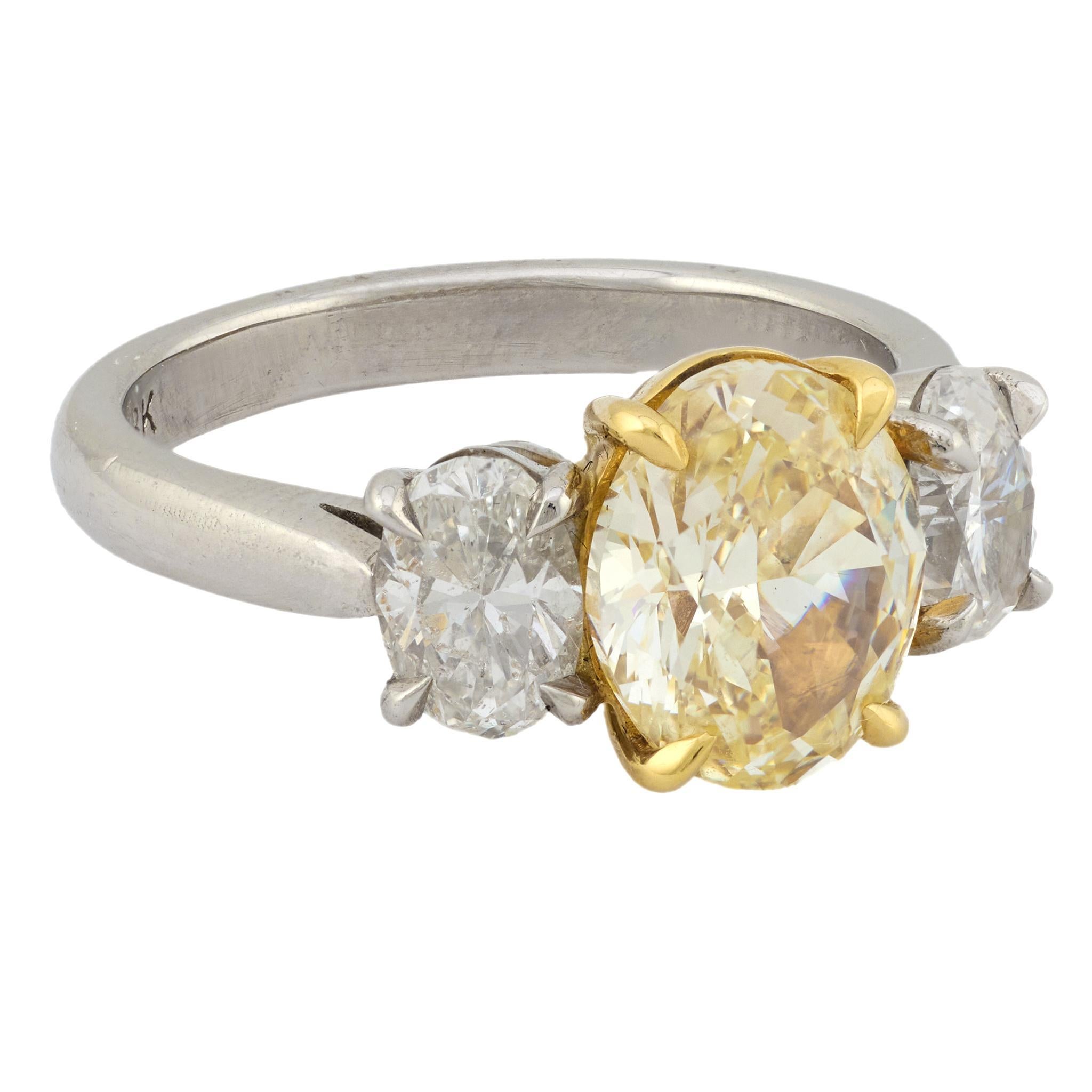 Anillo vintage de 3 piedras de oro amarillo de 18 quilates y platino con diamante amarillo de 2,09 quilates Corte oval en venta