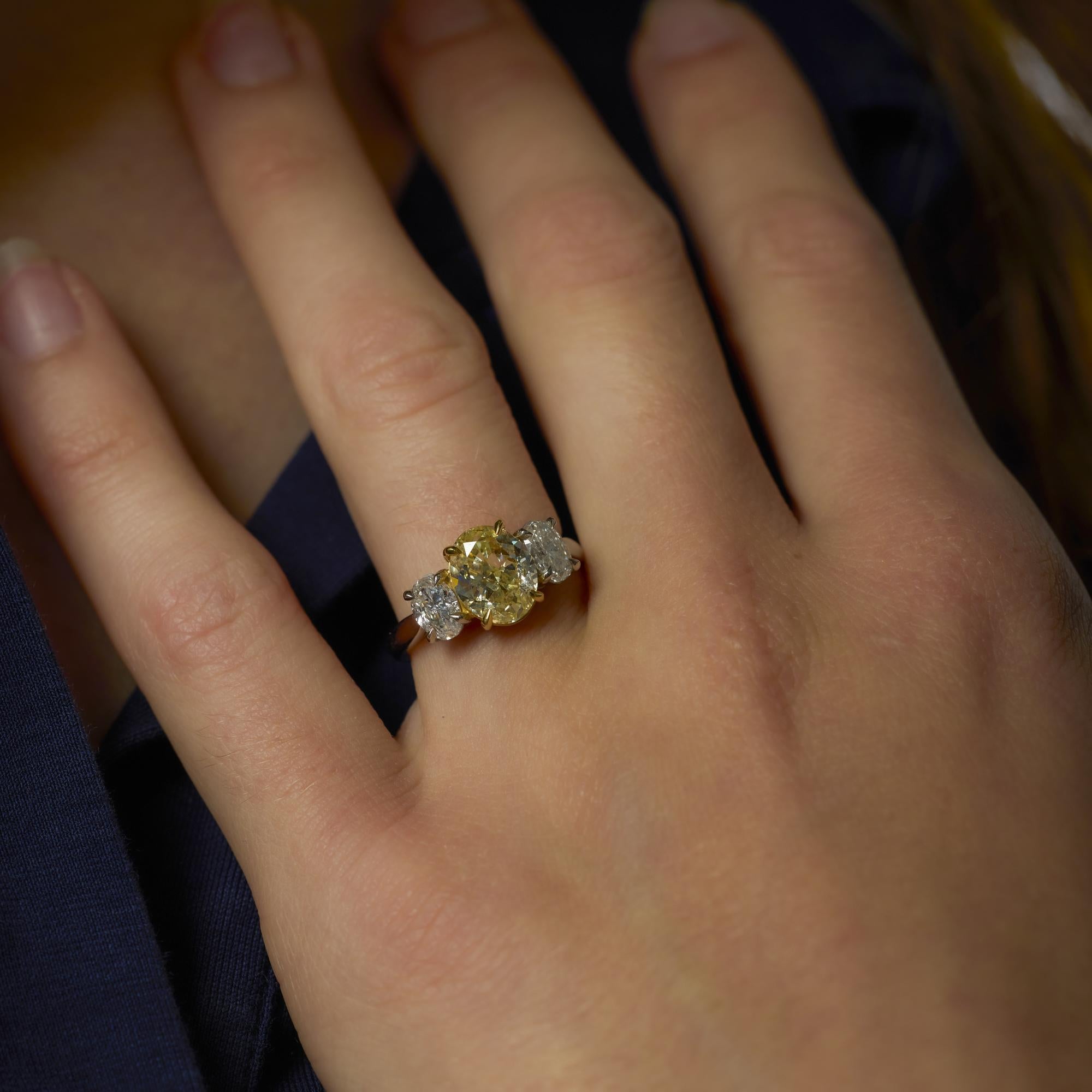 Anillo vintage de 3 piedras de oro amarillo de 18 quilates y platino con diamante amarillo de 2,09 quilates en Bueno estado para la venta en Beverly Hills, CA