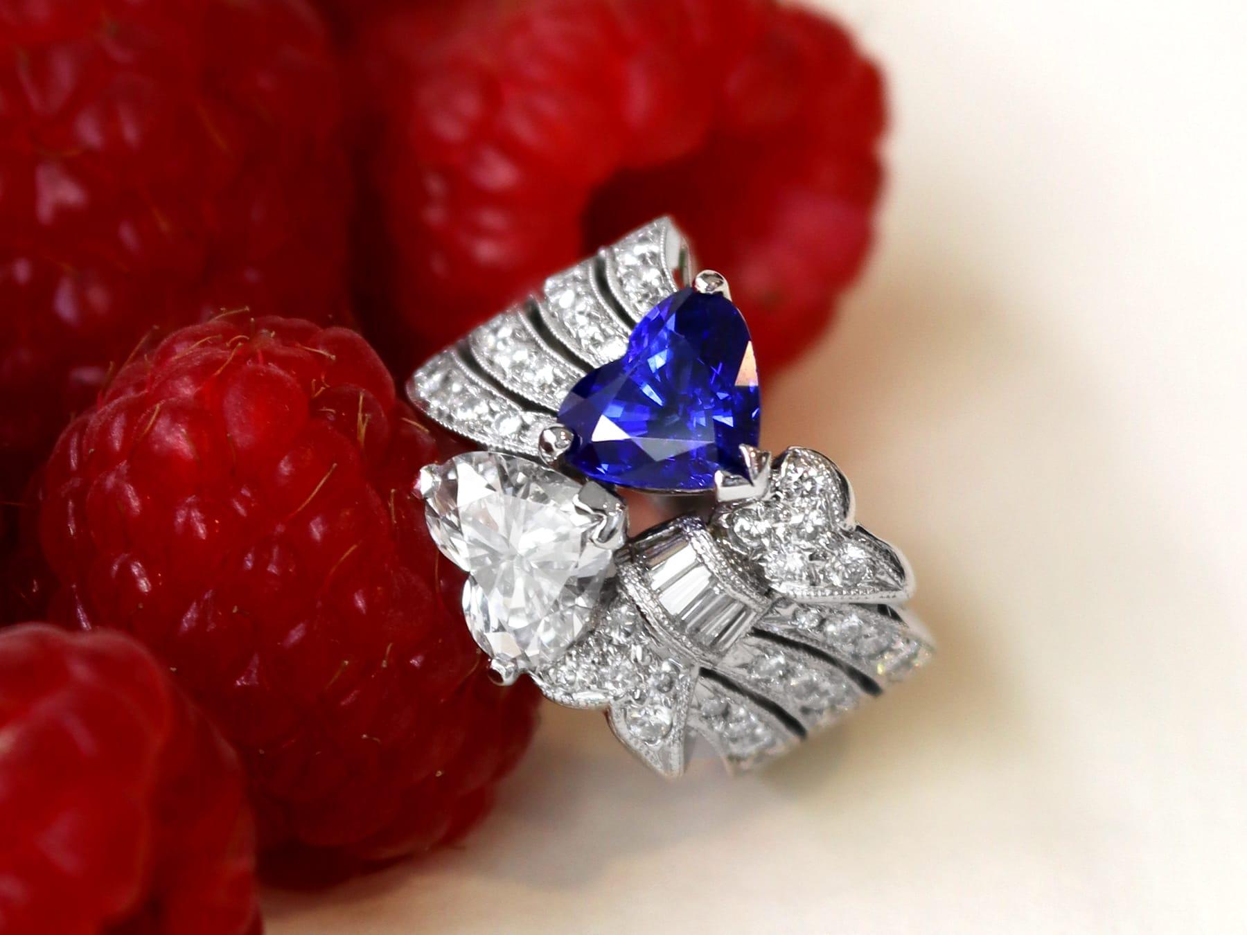Cocktailring aus 18 Karat Weißgold mit 2,09 Karat Saphir und 2,78 Karat Diamant (Herzschliff) im Angebot