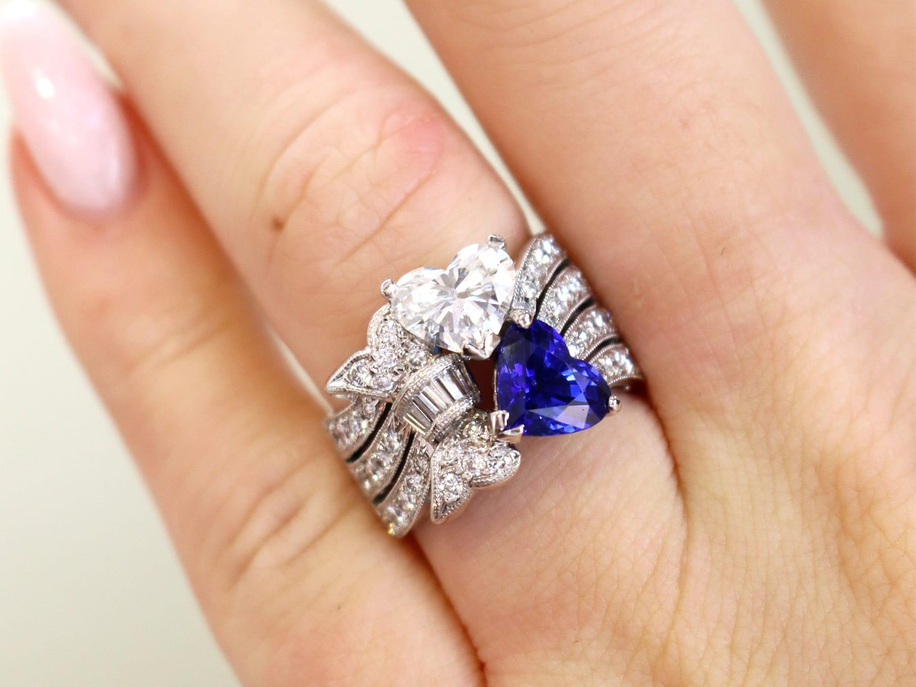 Cocktailring aus 18 Karat Weißgold mit 2,09 Karat Saphir und 2,78 Karat Diamant im Angebot 1