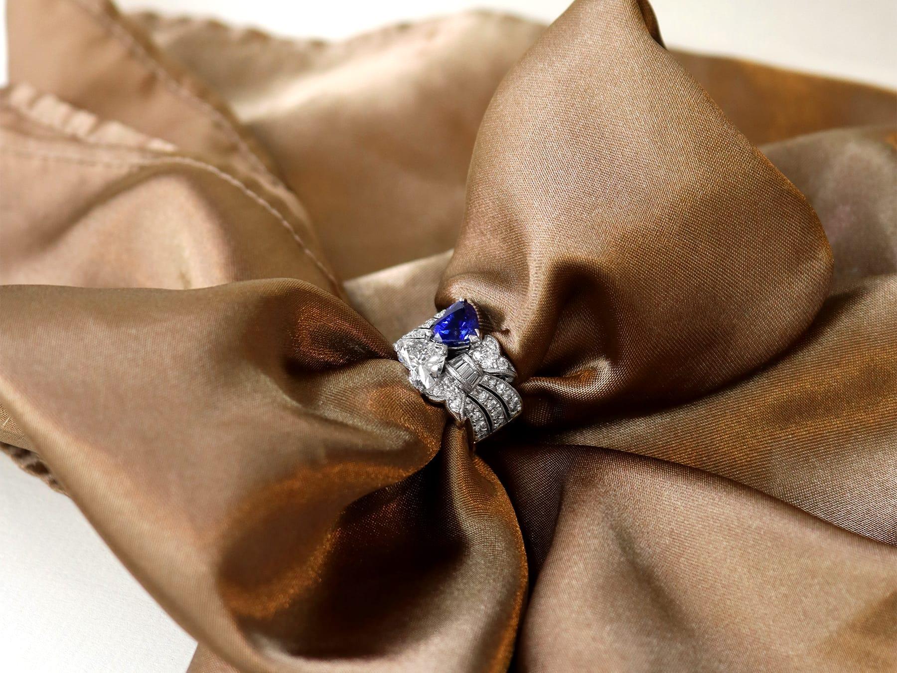 Cocktailring aus 18 Karat Weißgold mit 2,09 Karat Saphir und 2,78 Karat Diamant für Damen oder Herren im Angebot