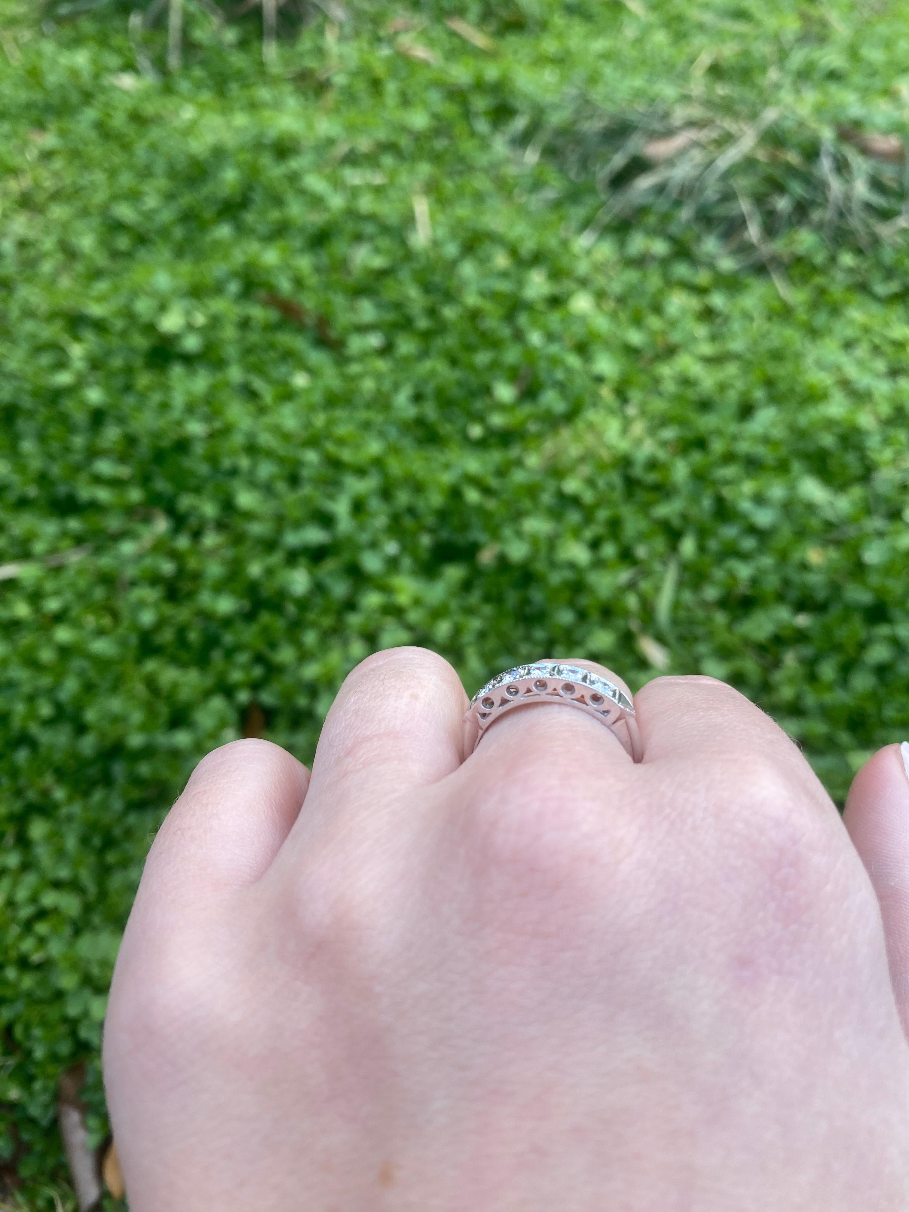 Anello vintage con fascia di diamanti da 0,20 ct, oro bianco 14k, misura 8 in vendita 2