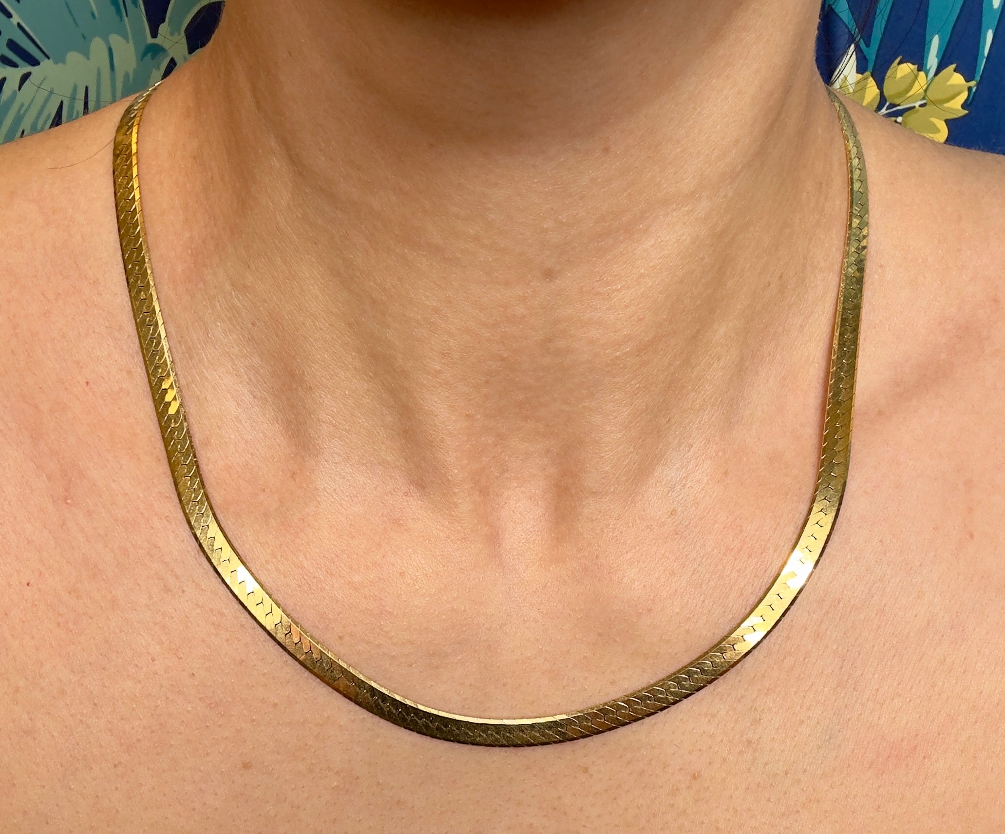 20in Herringbone Wide Chain Necklace in 14K Yellow Gold

This luxurious, heavy herringbone chain necklace is comprised of interlocking 14K yellow gold links that flow like water against the skin. With a substantial width of 5.5 mm and a classic