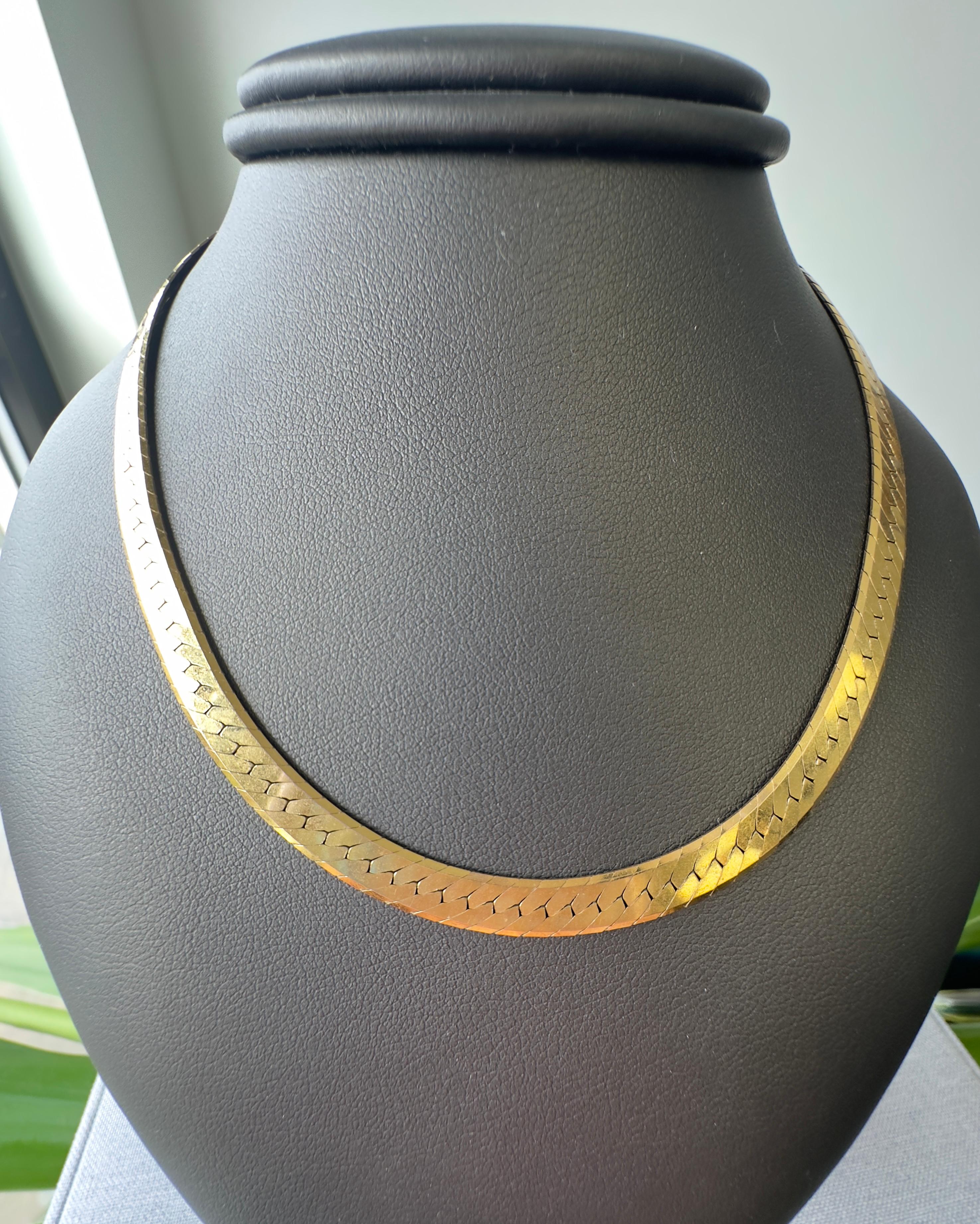 Vintage 20in Herringbone Chain Necklace in 14K Yellow Gold In Good Condition For Sale In Houston, TX