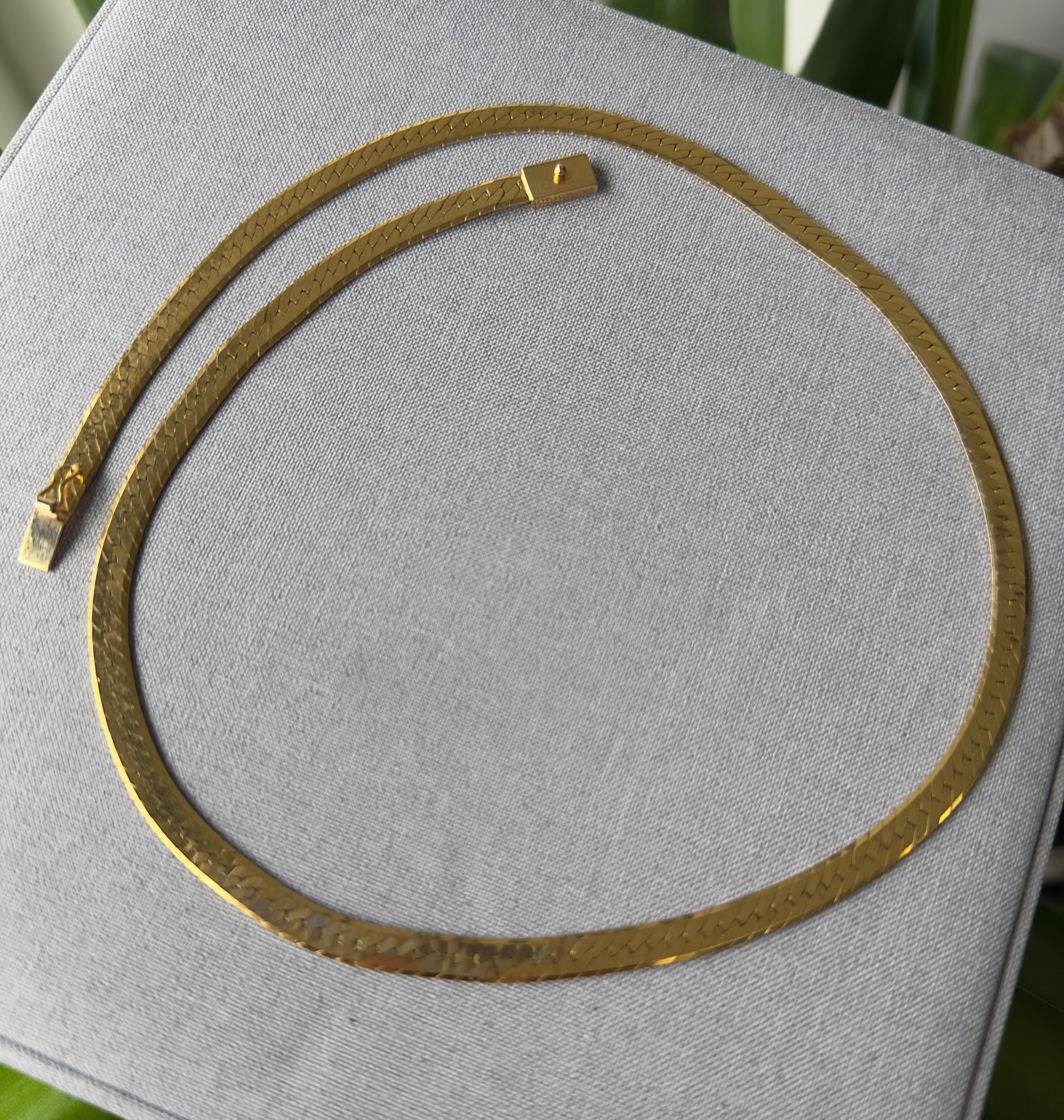 Vintage 20in Herringbone Chain Necklace in 14K Yellow Gold For Sale 3