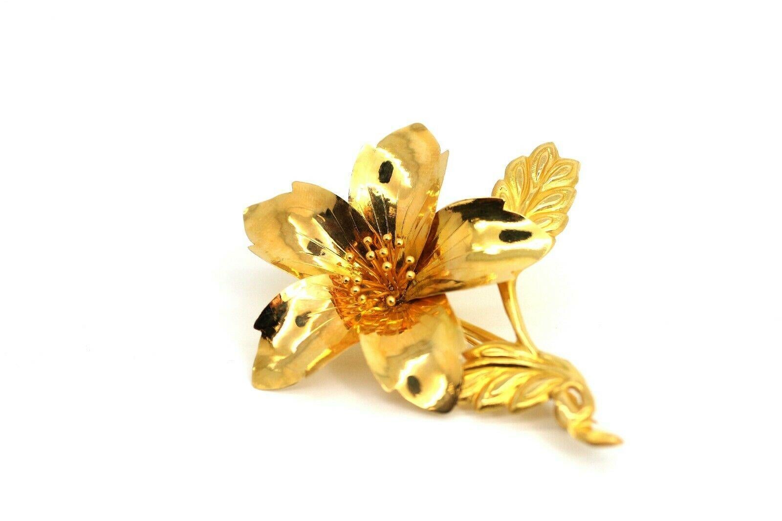 Artisan Vintage 20 Karat Yellow Gold Flower Pin Brooch 5.3gr For Sale