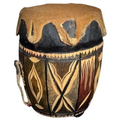 Figurilla vintage de tambor africano de madera y piel del siglo XX - 2Y381