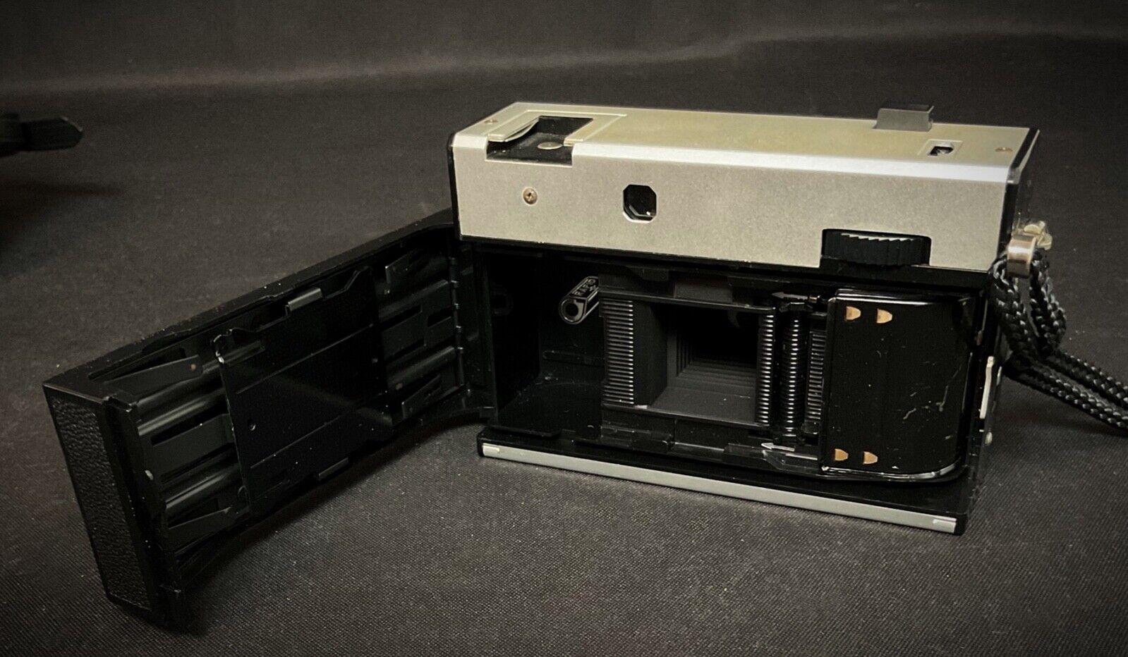 Métal Vintage 20th Century Agfa isa-Rapid 1 Camera with Case - 2Y575 en vente
