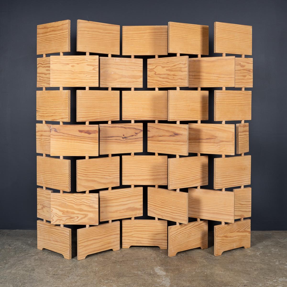 Paravent articulé en bois de pin du XXe siècle, dont chaque panneau est conçu pour bouger, transformant un simple paravent en œuvre d'art. Un ajout exceptionnel aux intérieurs modernes et classiques.

CONDITION
En bon état - Une certaine usure