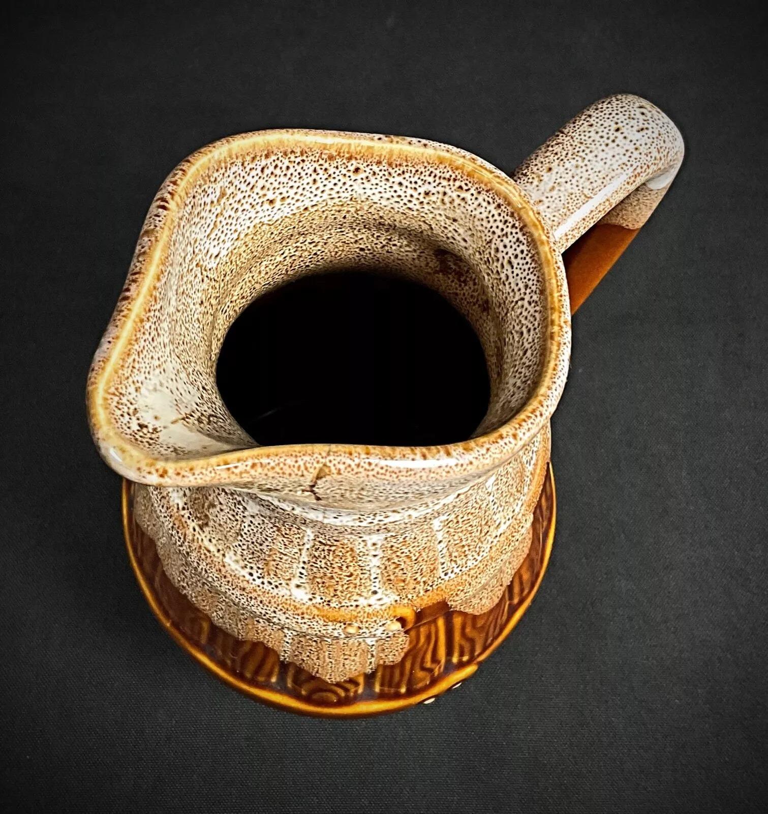 Dieser Vintage-Keramikkrug mit einem Fassungsvermögen von 1/2 Liter bringt klassischen Charme in jede Bar, jedes Restaurant oder Bistro. Mit seinem zeitlosen Design dient er sowohl als funktionaler Gegenstand als auch als stilvolles