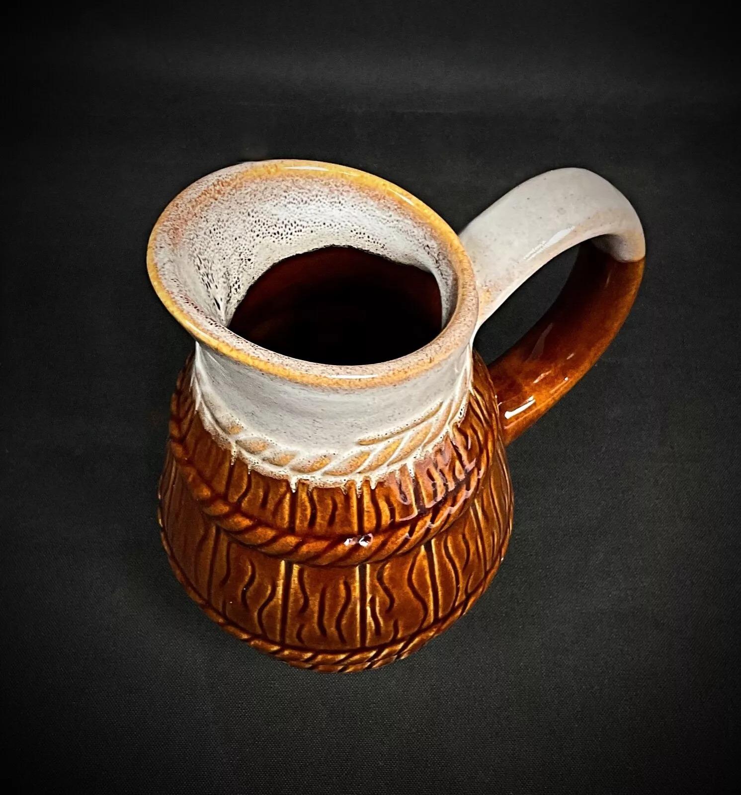Ce charmant pichet vintage en céramique, idéal pour les bars, les restaurants ou les bistrots, présente un aspect classique et une capacité pratique de 1/4 de litre. Parfait pour servir ou présenter, il ajoute une touche de charme vintage à toute