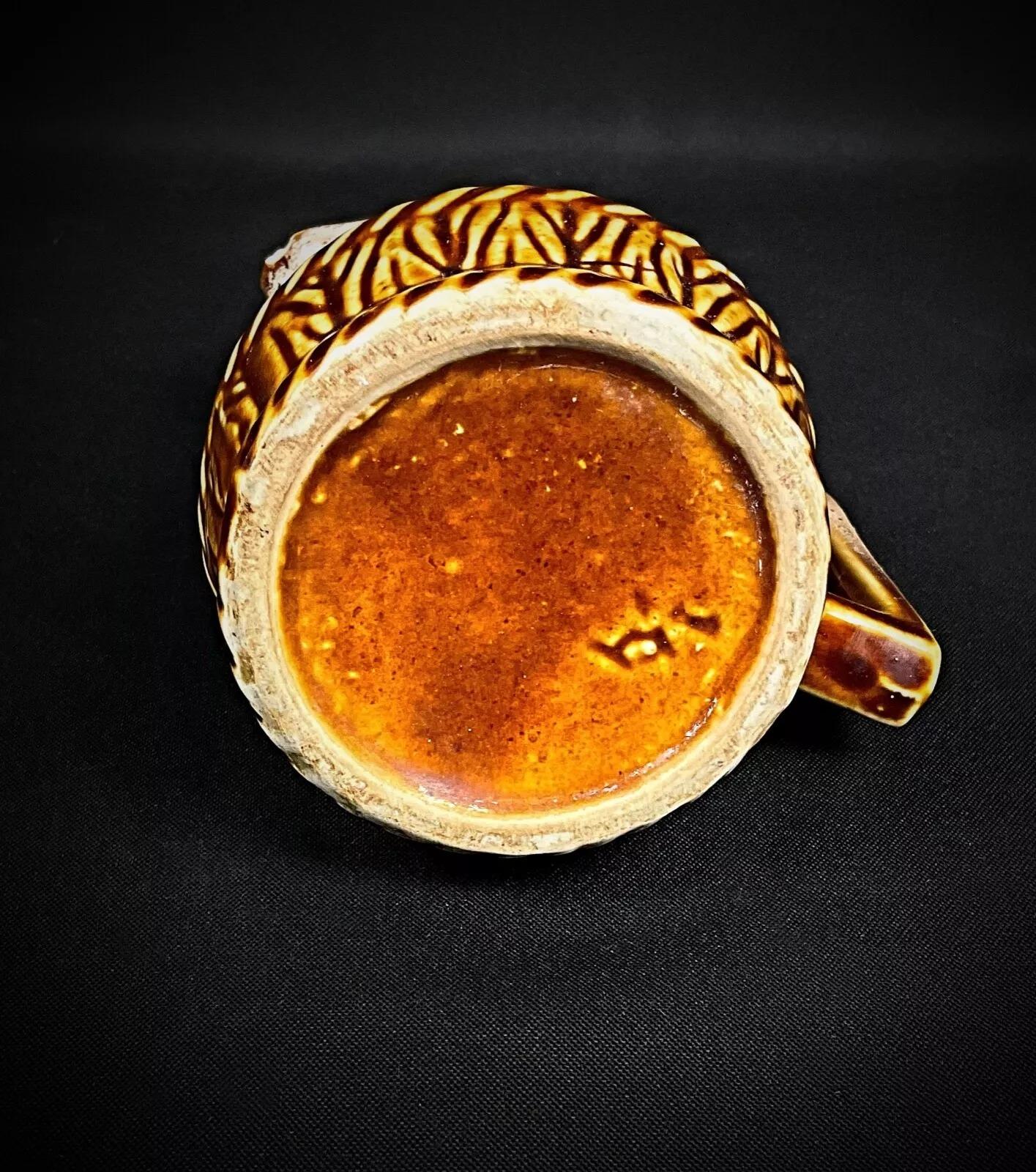 Dieser charmante Vintage-Keramikkrug, der sich perfekt für Bar-, Restaurant- oder Bistroeinrichtungen eignet, verfügt über ein Fassungsvermögen von 1/4 Liter und ein klassisches Design, das zu einer Vielzahl von Einrichtungsstilen