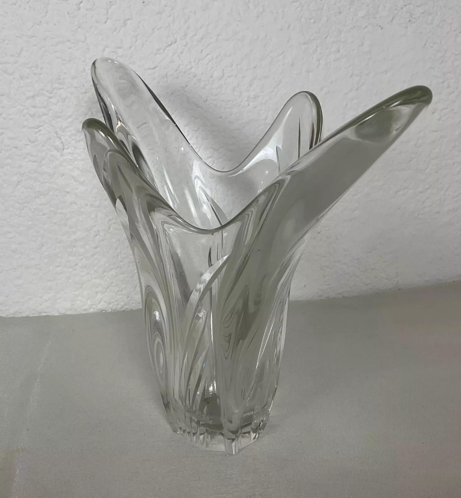Questo vaso di cristallo vintage del XX secolo di Bayel è una splendida rappresentazione di artigianato e design. Con un'altezza di 25 cm, una lunghezza di 29,5 cm e uno spessore di 15 cm, questo elegante vaso pesa 1,638 kg. Il suo corpo in
