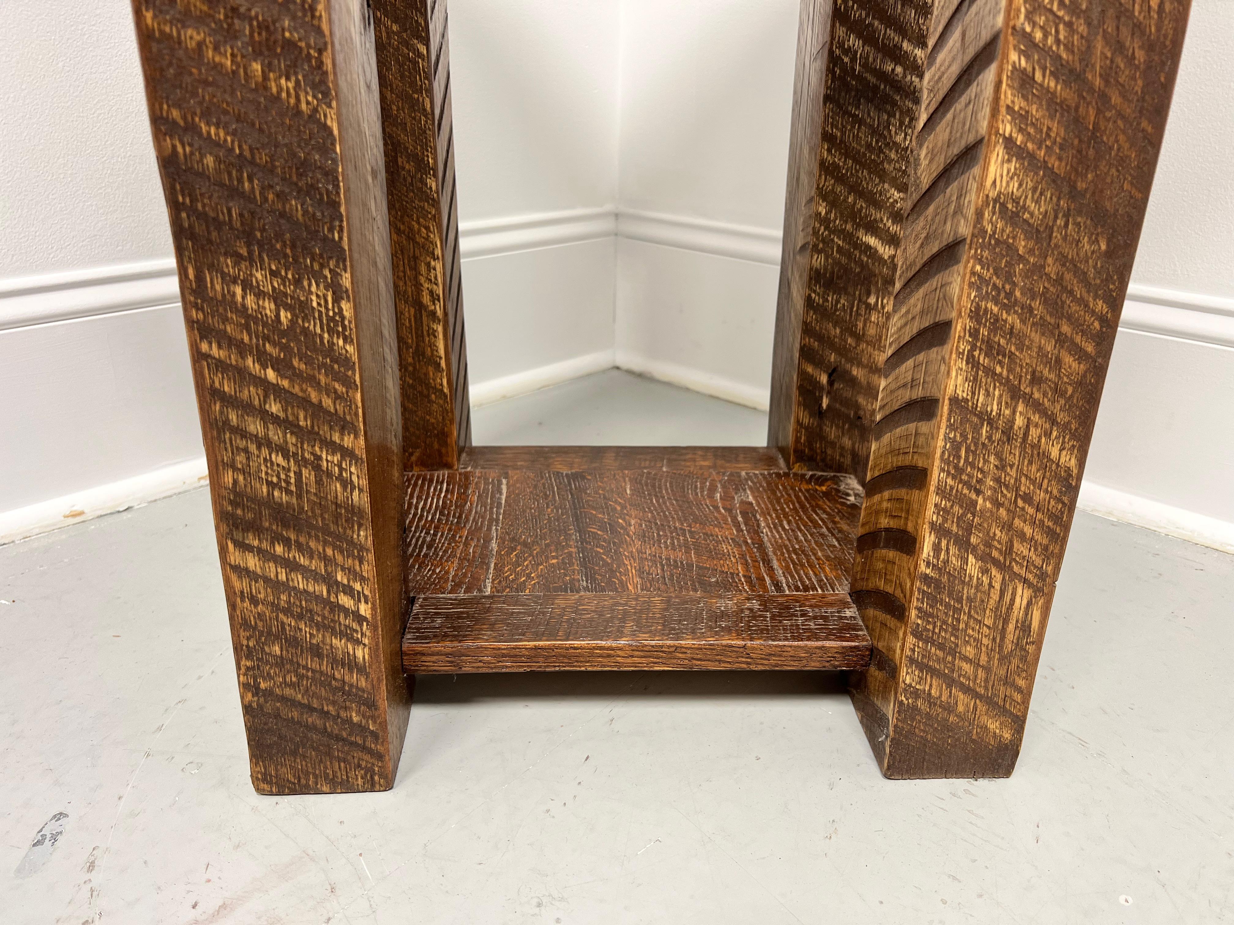 Table d'appoint vintage en chêne Benchmade du 20e siècle en vente 1