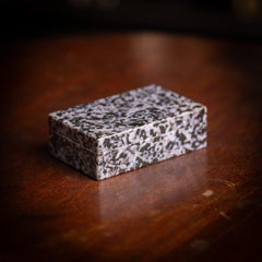 Caja vintage de piedra de epidota negra del siglo XX c.1960