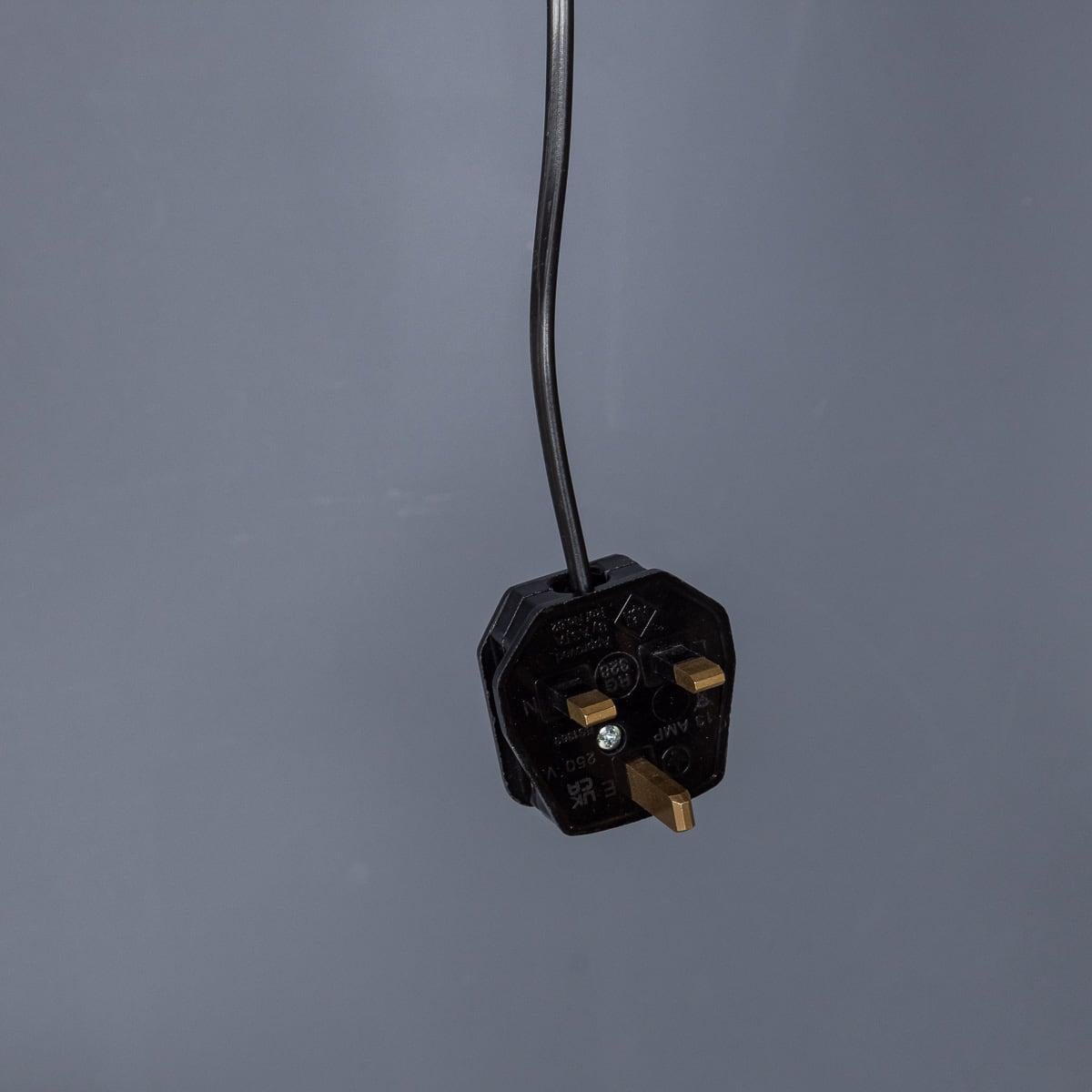 Lampe de table vintage du 20ème siècle en laiton A.I.C. c.1970 en vente 4