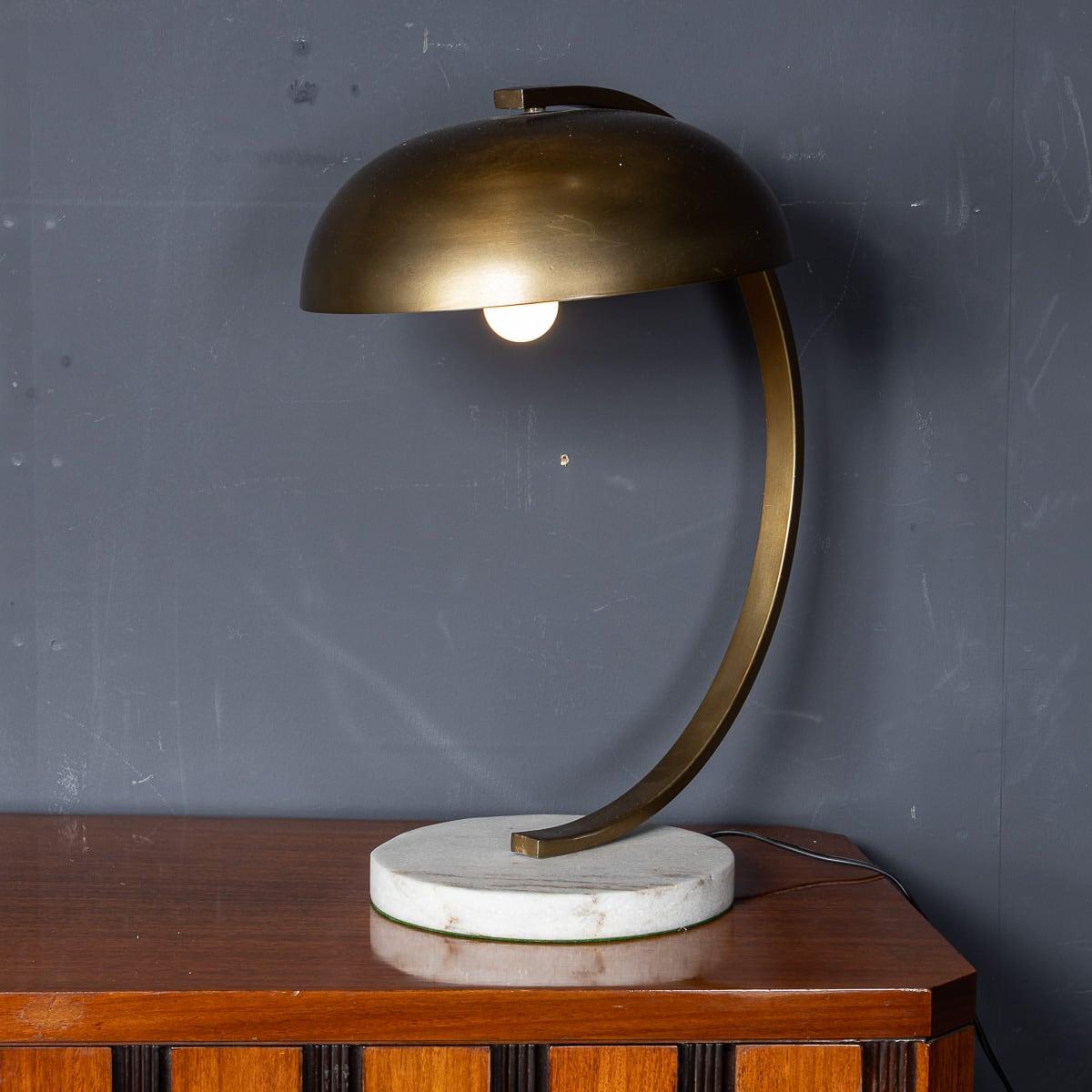 Hommage stylisé du XXe siècle au designer Bauhaus Christian Dell, cette lampe de table en laiton aux lignes épurées est complétée par un socle en marbre italien.

CONDITION
En très bon état - Usure due à l'âge. Veuillez vous référer aux