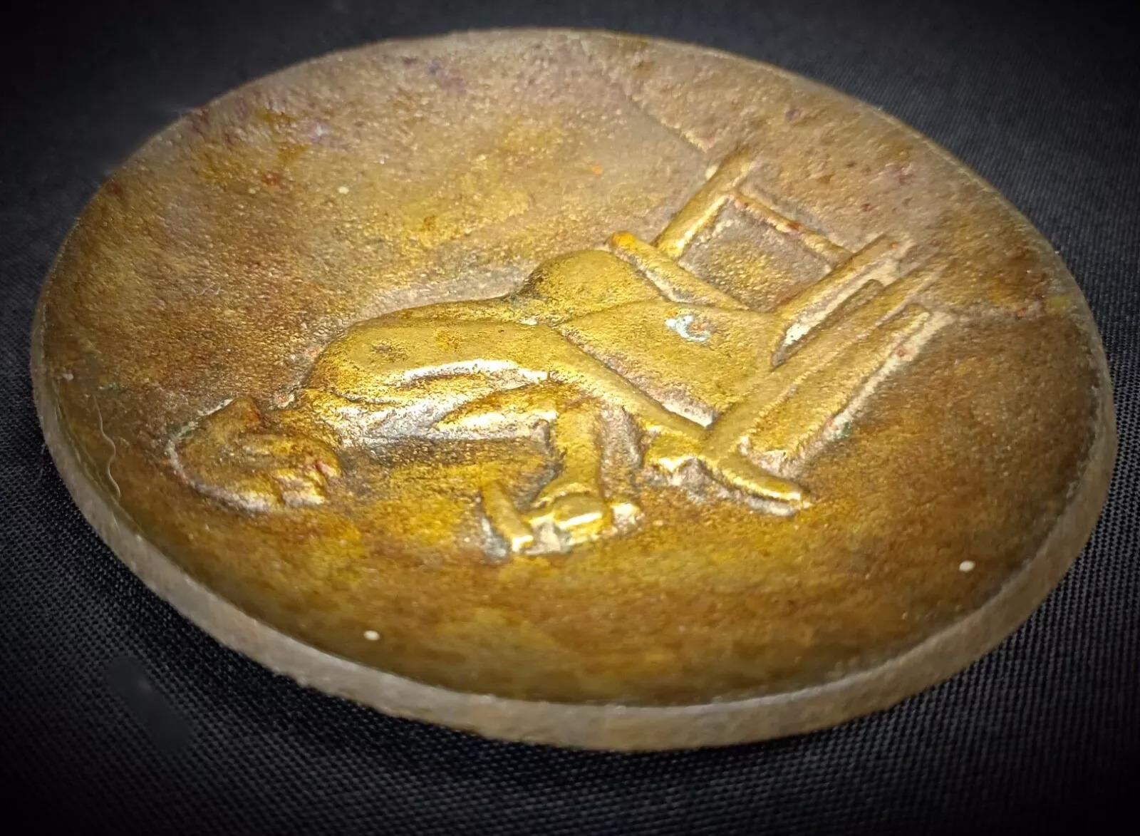 Ajoutez une touche d'élégance vintage à votre espace avec ce plat à bibelots en bronze du XXe siècle, signé 