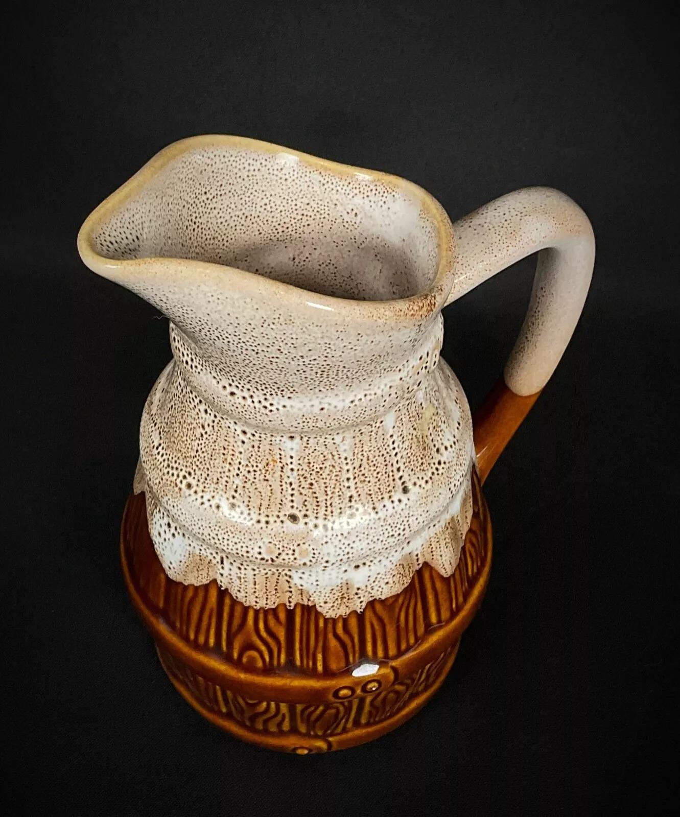 Ce pichet de bar vintage, conçu pour les restaurants et les brasseries, présente un design classique et fonctionnel qui incarne l'esthétique des repas du XXe siècle. D'une capacité de 0,5 litre, il est idéal pour servir des boissons lors de réunions