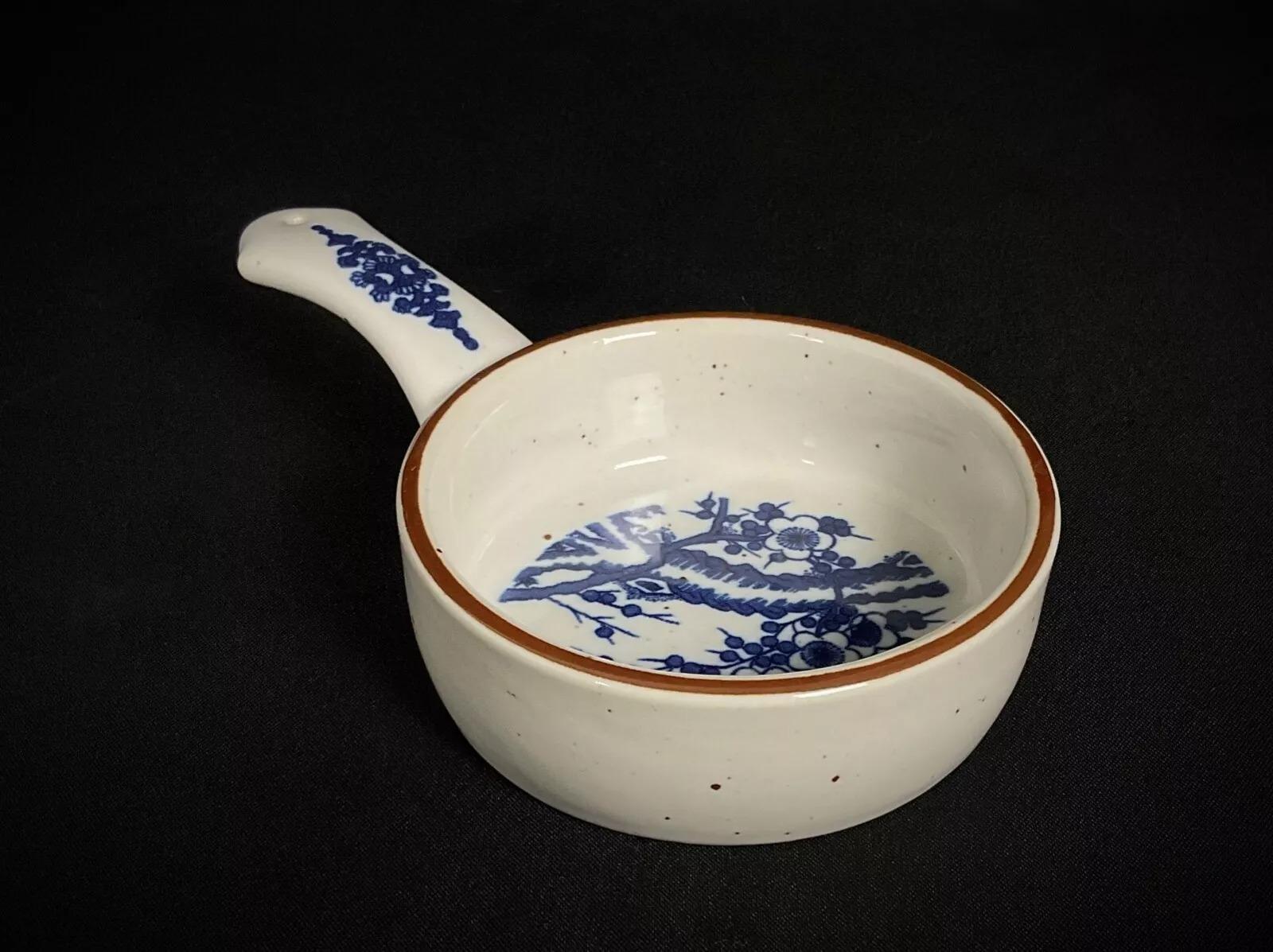 This vintage 20th-century ceramic cooking pot is a delightful addition to any kitchen collection. Measuring 7.3 inches (18.5 cm) in length, 4.5 inches (11.5 cm) in diameter, and 1.6 inches (4 cm) in height, this charming pot weighs 0.73 lbs (333 g)