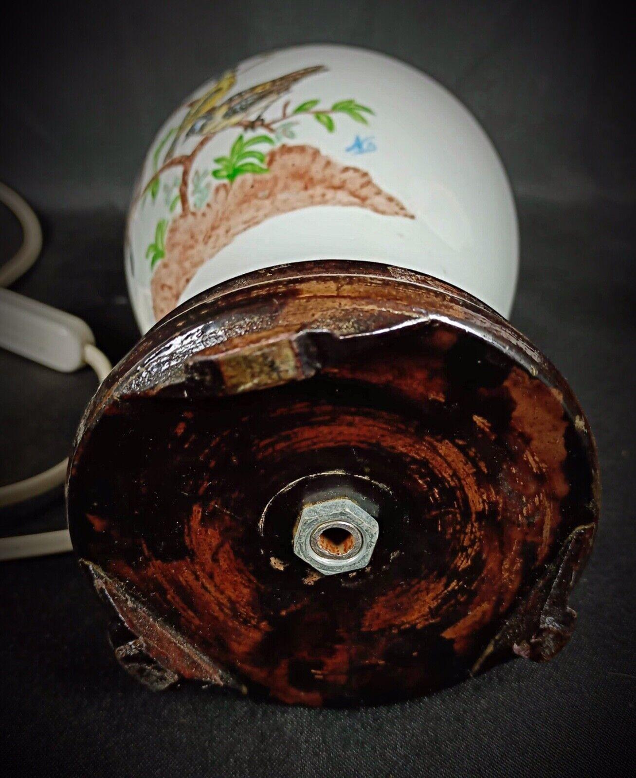 Français Base de lampe vintage du 20ème siècle en céramique avec motif d'oiseau et de fleur  - 2Y132 en vente