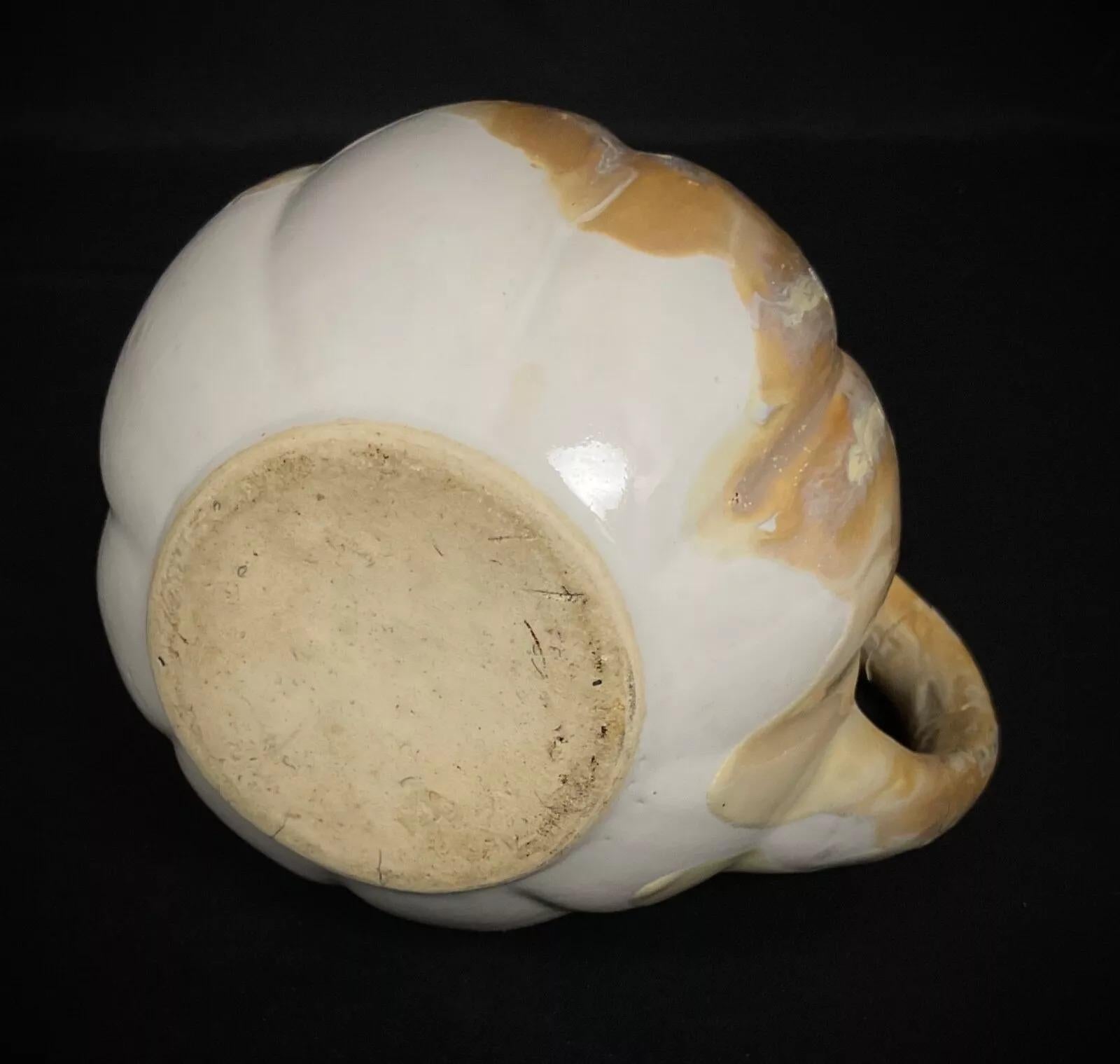 Ce pichet en céramique vintage du XXe siècle est une pièce décorative charmante et polyvalente. Mesurant 6,7 pouces (17 cm) de hauteur et 5,3 pouces (13,5 cm) de diamètre, il pèse environ 2,1 livres (958 g). Sa forme intemporelle et son design