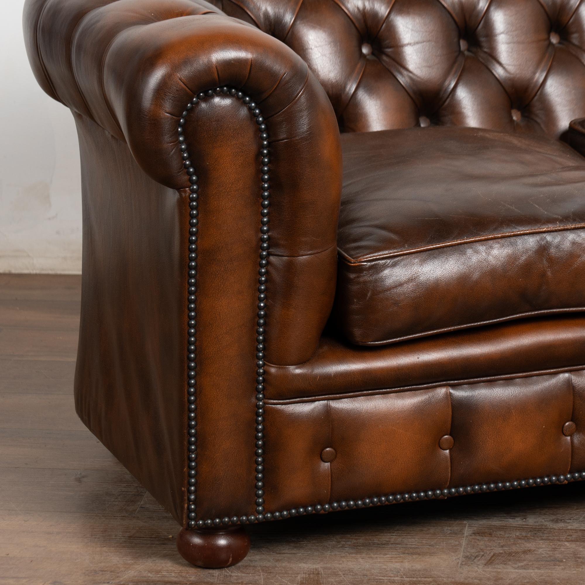 Vintage Siglo XX Sofá Chesterfield de cuero marrón y dos sillones Club en venta 4