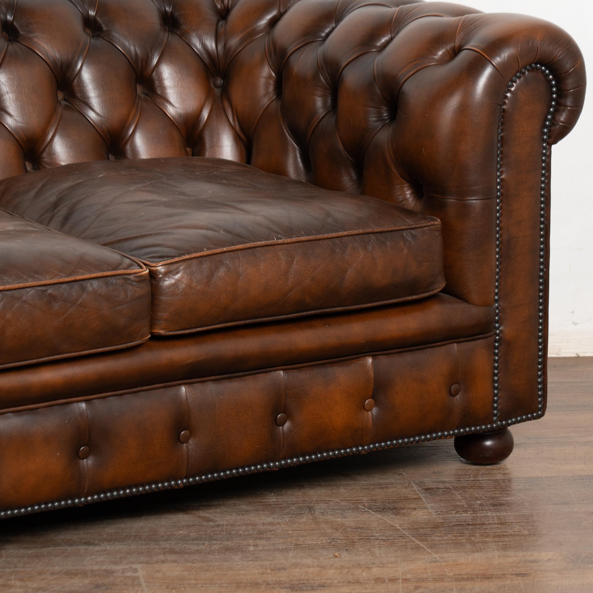 Vintage Siglo XX Sofá Chesterfield de cuero marrón y dos sillones Club en venta 5