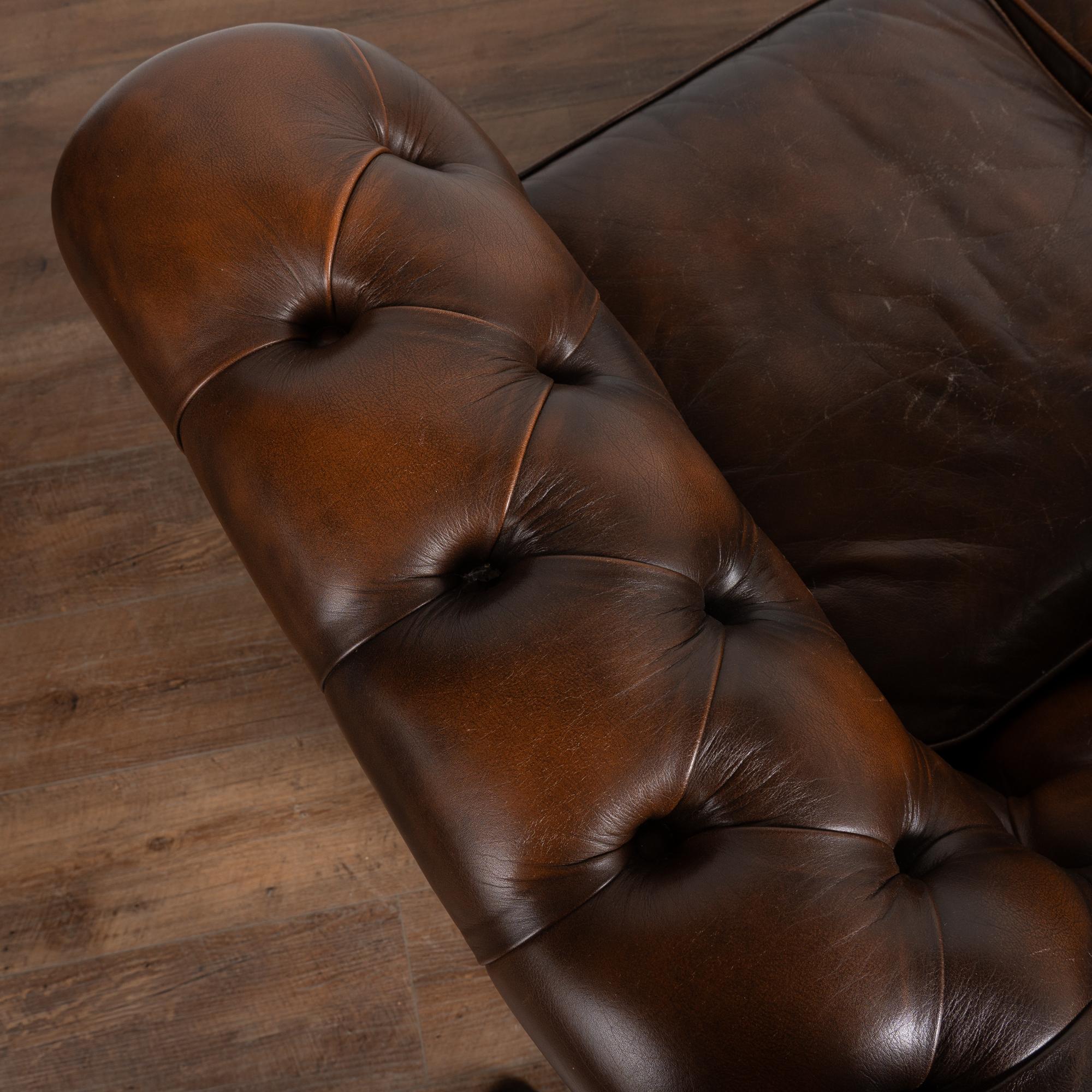 Vintage Siglo XX Sofá Chesterfield de cuero marrón y dos sillones Club en venta 6